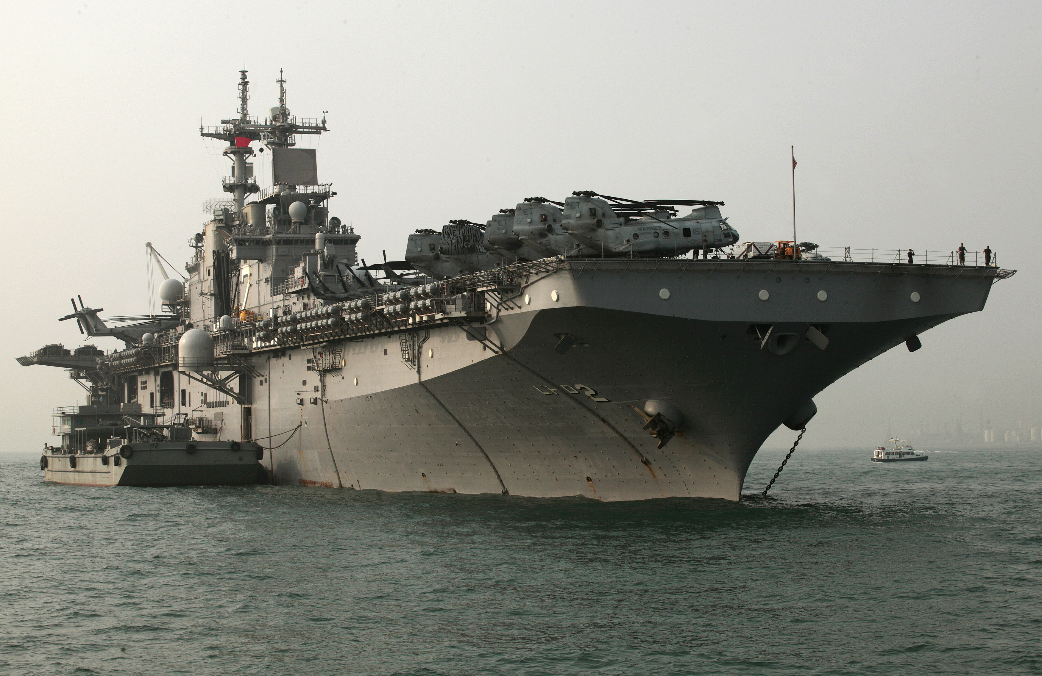 The USS Essex, a U.S. Navy amphibious assault ship, arrives in Hong Kong harbour for a scheduled port visit, November 16, 2010. REUTERS/Tyrone Siu/File Photo