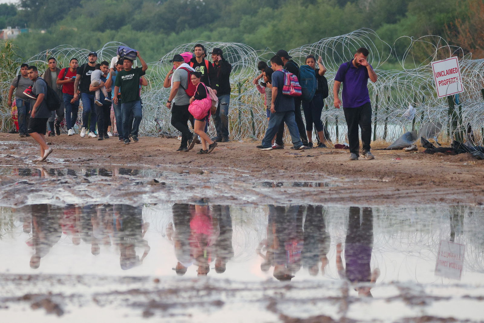 Migrants from Venezuela walk as they surrender to authorities in Eagle Pass, Texas, U.S., September 26, 2023. 
