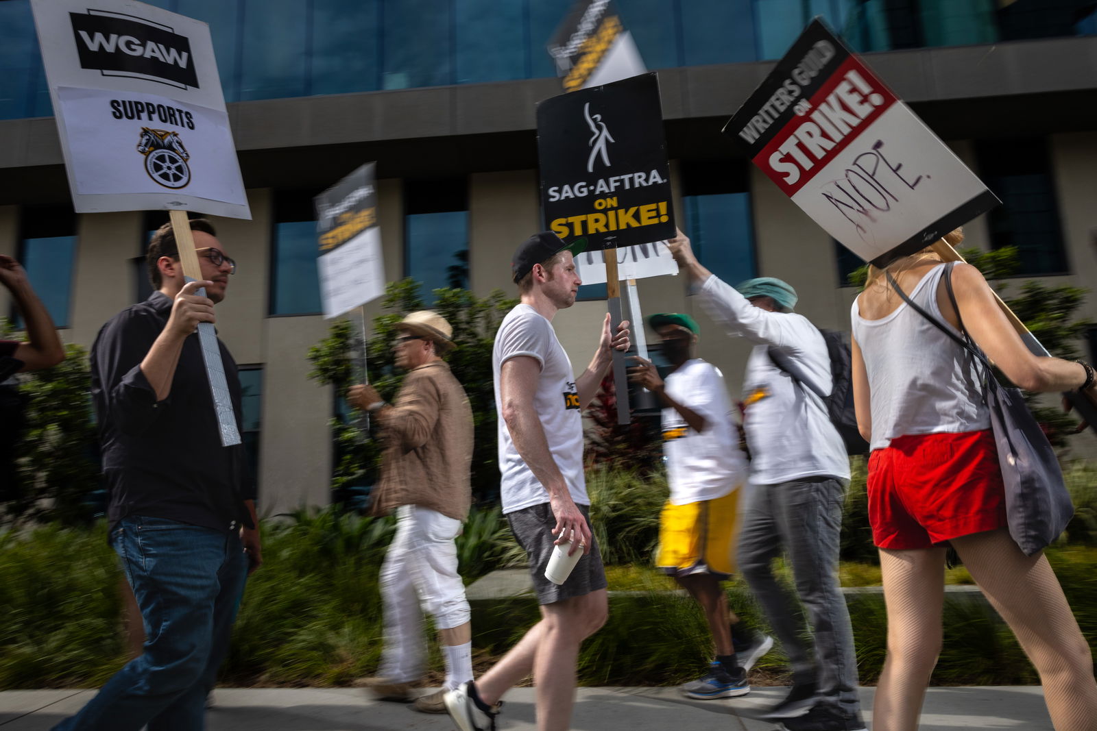Writers and actors represented by the WGA and SAG-AFTRA unions picket in front of Netflix headquarters in Los Angeles on July 31, 2023. (Jay L. Clendenin/Los Angeles Times/TNS)