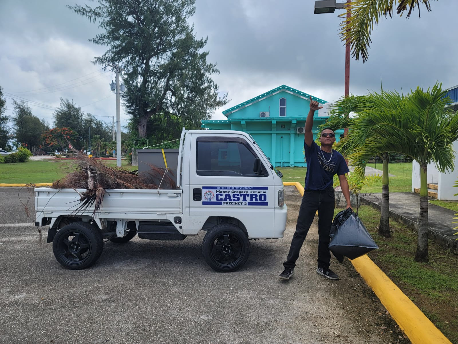 De Paul “Amu” Itibus from the office of Rep. Manny Castro assists with JKPL’s cleanup efforts.