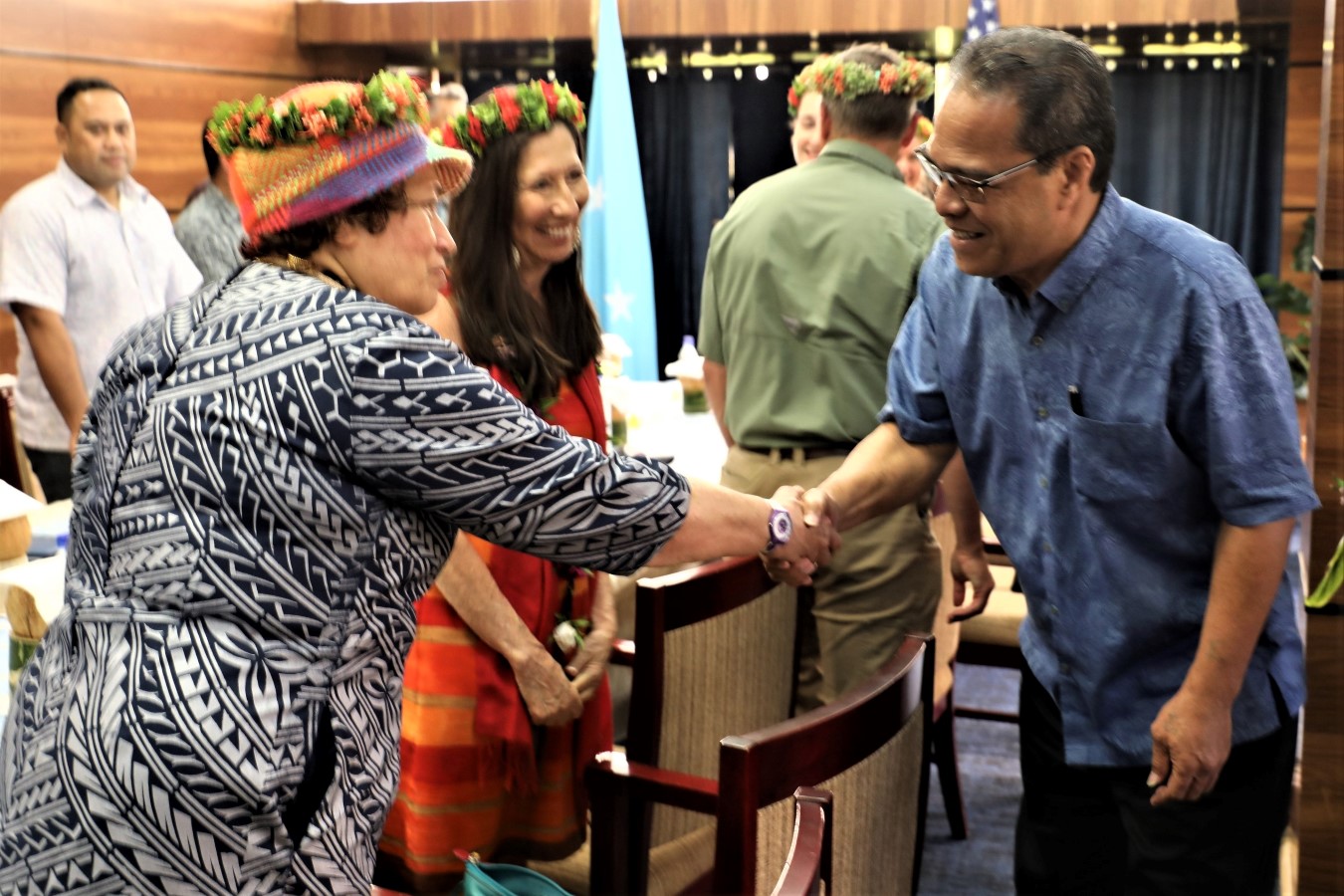 U.S. Congresswoman Uifa’atali Amata of American Samoa shakes hands with FSM President Wesley W. Simina.