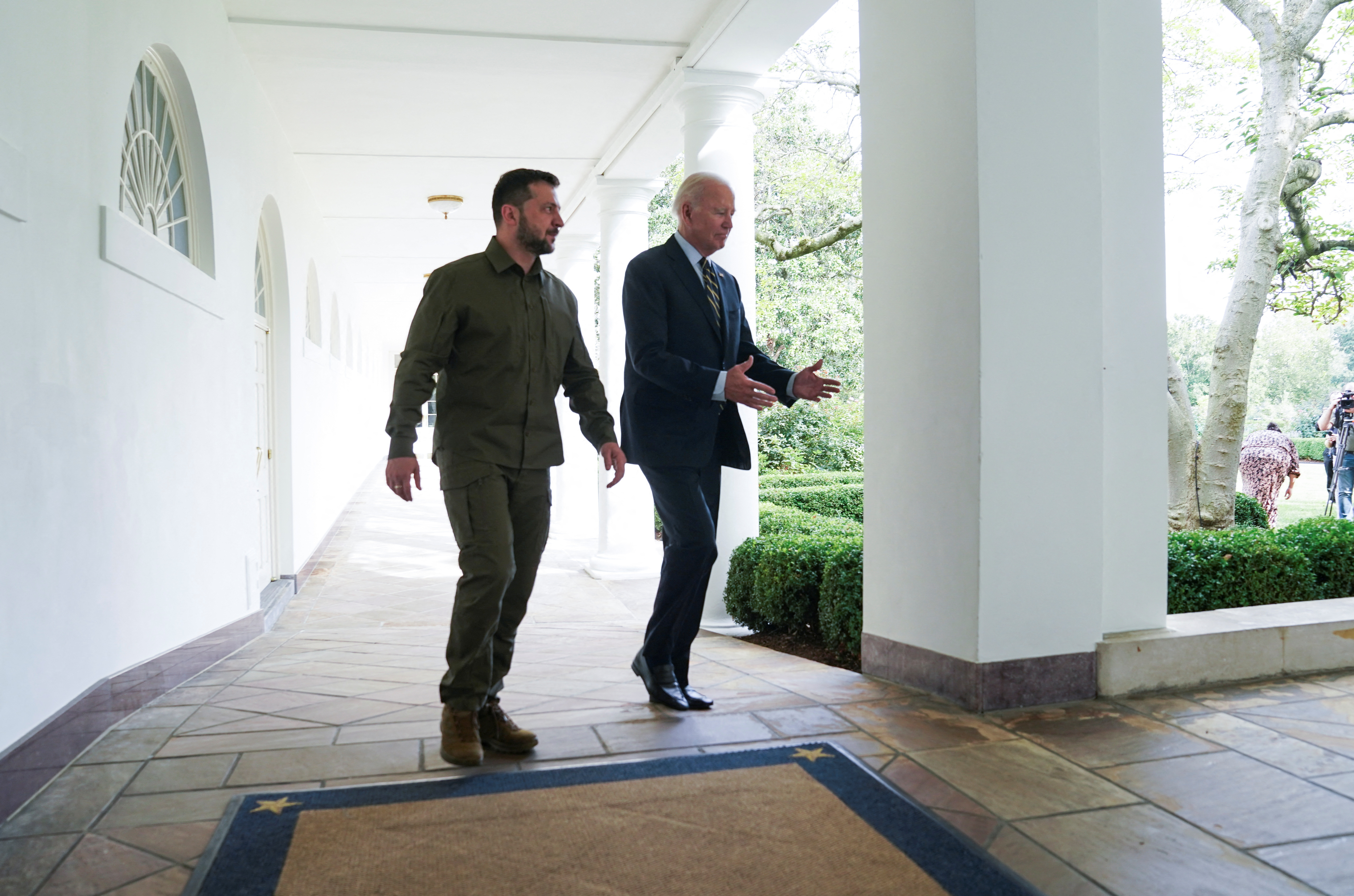 Ukrainian President Volodymyr Zelenskiy walks down the White House colonnade to the Oval Office with U.S. President Joe Biden during a visit to the White House in Washington, September 21, 2023. REUTERS/Kevin Lamarque/Pool