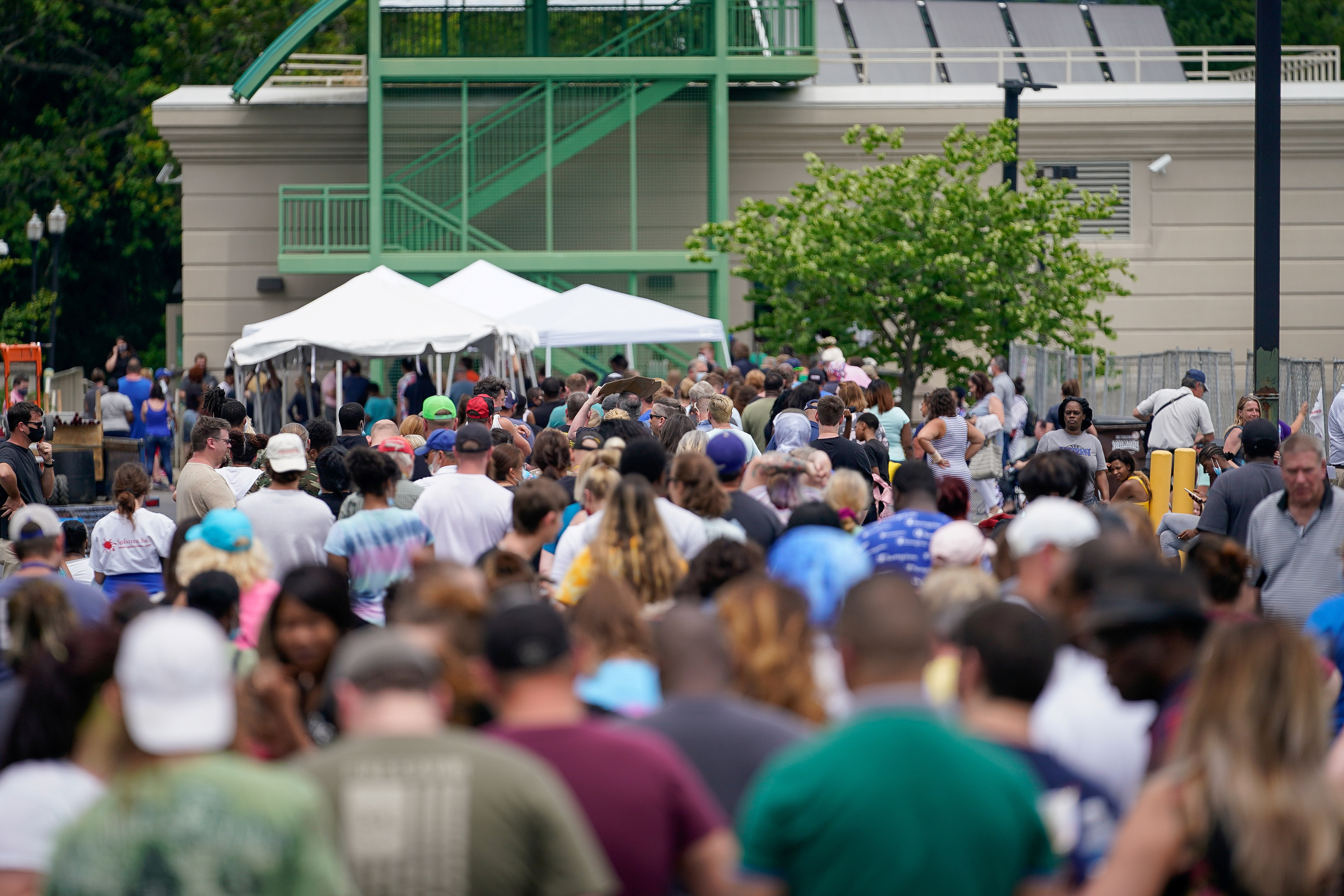 Thousands line up outside a temporary unemployment office established by the Kentucky Labor Cabinet at the State Capitol Annex in Frankfort, Kentucky, U.S. June 17, 2020. REUTERS/Bryan Woolston