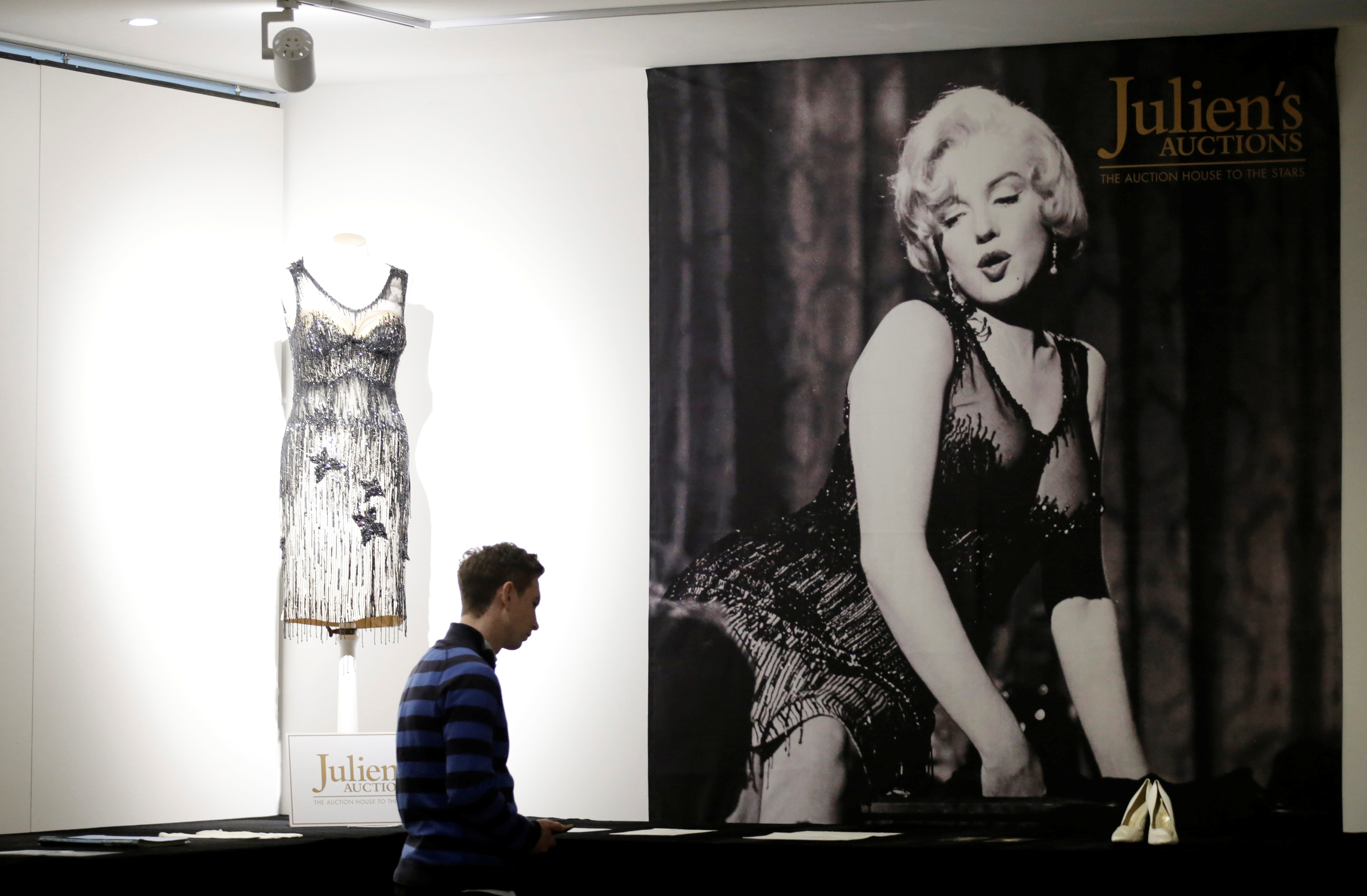 A man visits the auction display of Marilyn Monroe's personal belongings in Beijing’s World Financial Centre, China, September 27, 2016. 