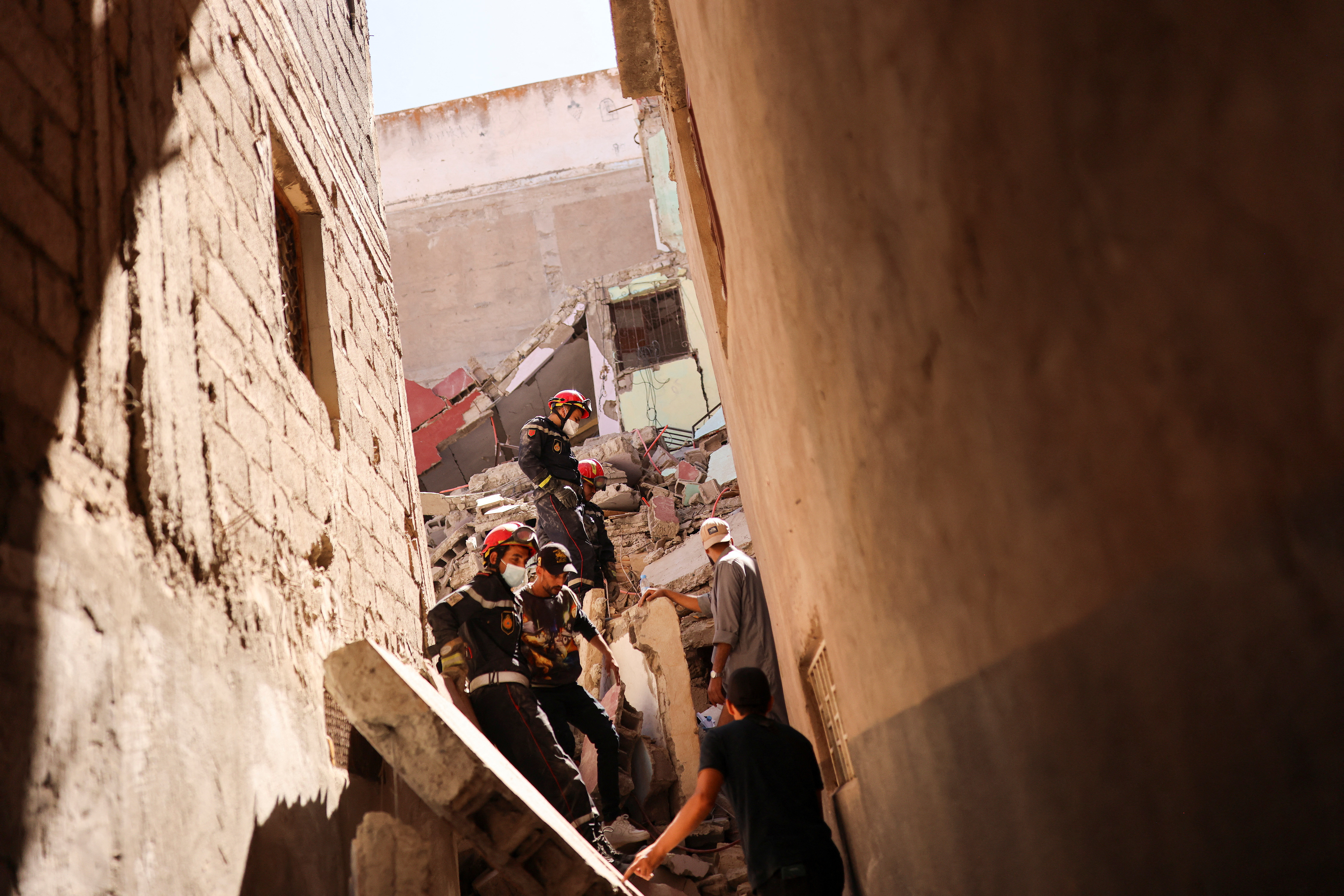 Emergency workers search a destroyed building, in the aftermath of a deadly earthquake, in Amizmiz, Morocco, September 10, 2023. REUTERS/Nacho Doce