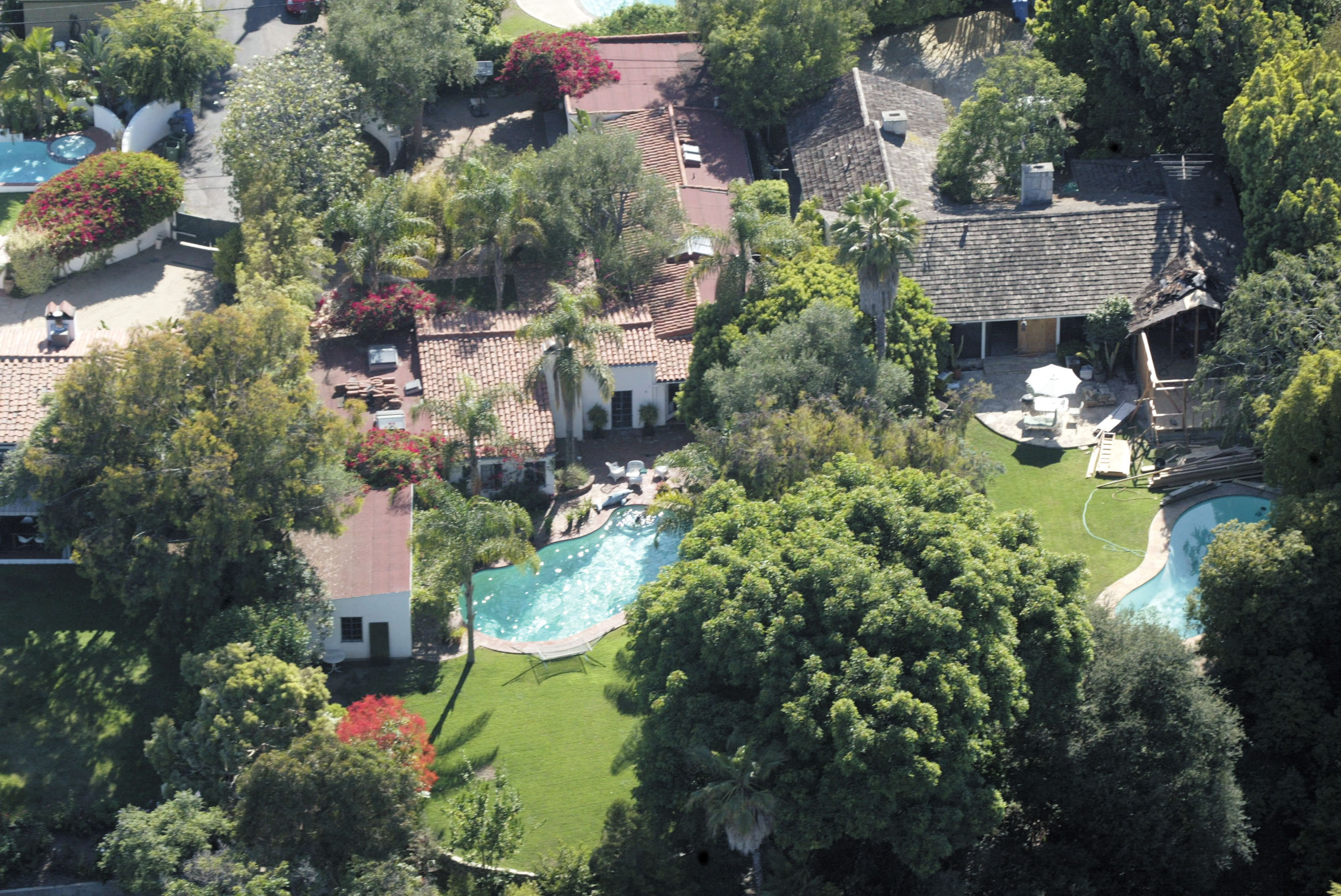 An aerial view of the house where actress Marilyn Monroe died is seen on July 26, 2002, in Brentwood, California. (Mel Bouzad/Getty Images/TNS)