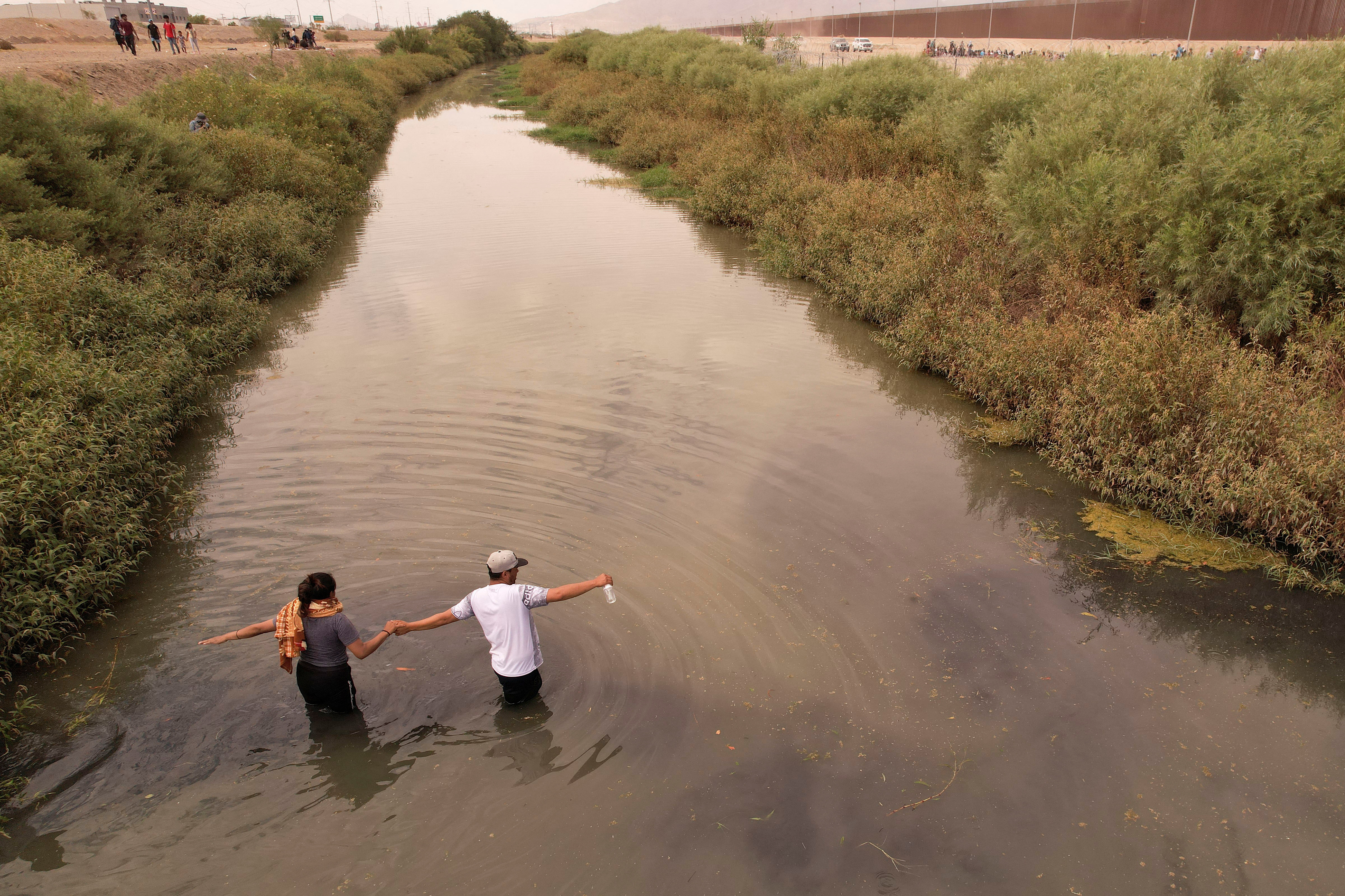 Migrants, mostly from Venezuela, cross the Rio Bravo river with the intention of turning themselves in to the U.S. Border Patrol agents, as seen from Ciudad Juarez, Mexico September 21, 2023. 