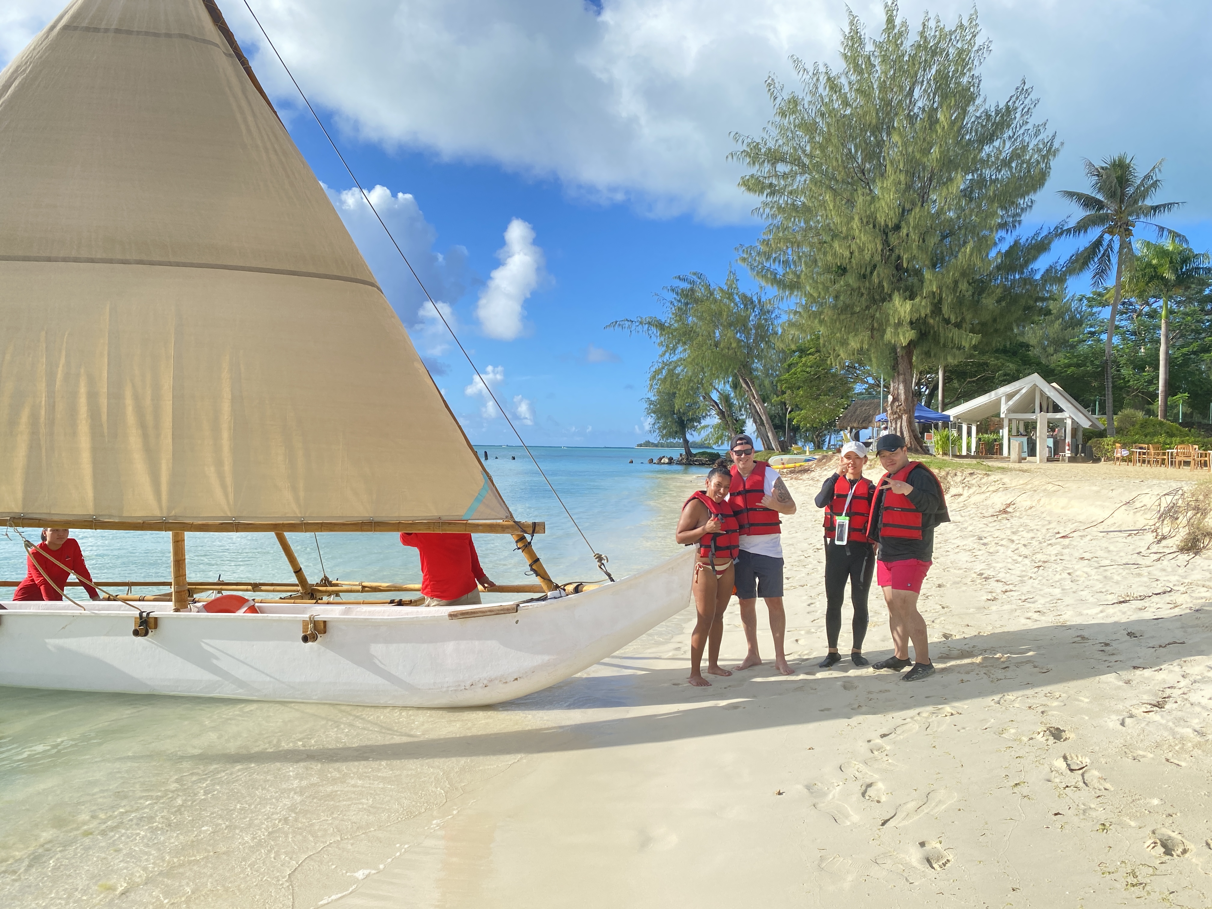 From left, Jenette Hodge, Tim Kerr, Lee Tae Young, and Lee Hyun Woo at the Hyatt beach on Thursday. 