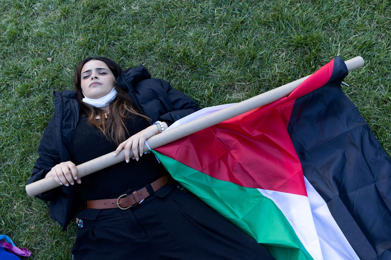 FILE PHOTO: Pro-Palestinian students take part in a protest in support of the Palestinians amid the ongoing conflict in Gaza, at Columbia University in New York City, U.S., October 12, 2023. REUTERS/Jeenah Moon/File Photo
