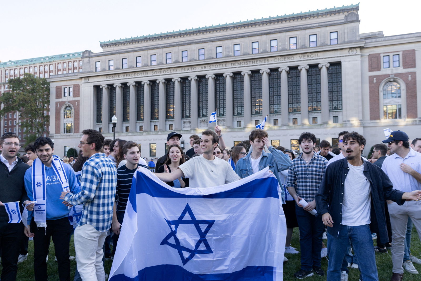 FILE PHOTO: Pro-Israel students take part in a protest in support of Israel amid the ongoing conflict in Gaza, at Columbia University in New York City, U.S., October 12, 2023. REUTERS/Jeenah Moon/File Photo