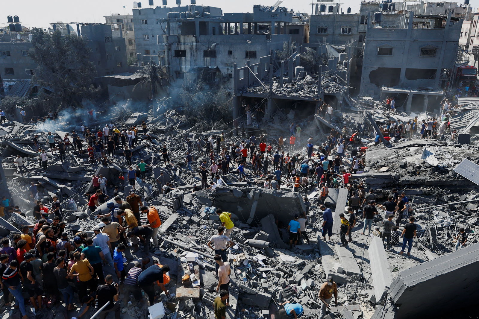 Palestinians search for casualties at the site of Israeli strikes on houses, as the conflict between Israel and Palestinian Islamist group Hamas continues, in Khan Younis in the southern Gaza Strip, October 26, 2023. 