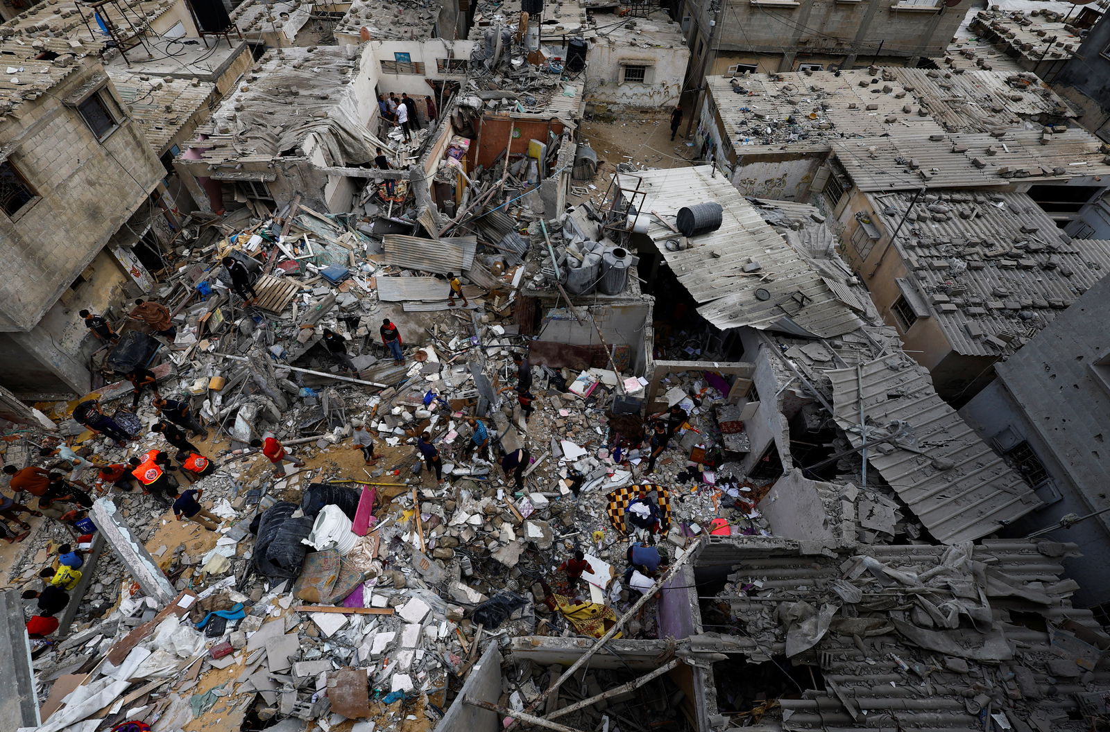 People check the damage at the site of Israeli strikes on houses, amid the ongoing conflict between Israel and Palestinian Islamist group Hamas, in Khan Younis in the southern Gaza Strip, October 29, 2023. 