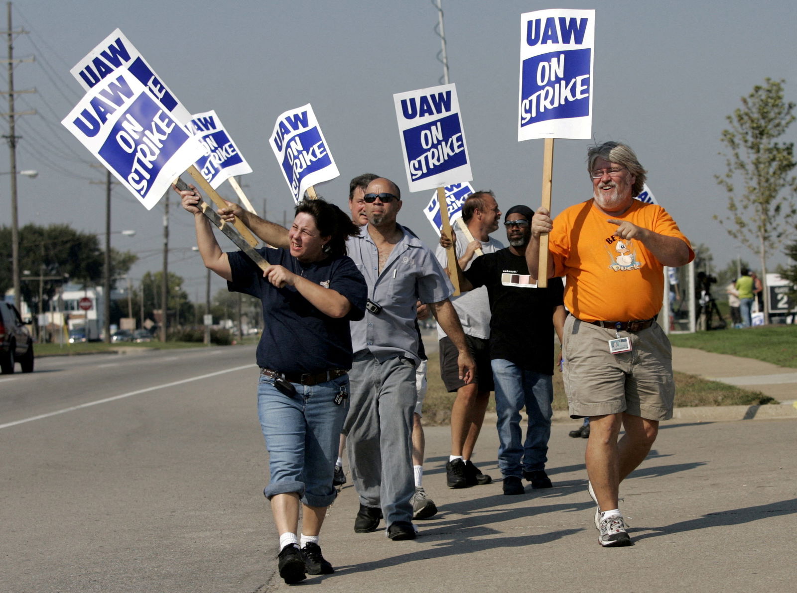 United Auto Workers (UAW) union members picket outside the General Motors Powertrain plant in Warren, Michigan September 24, 2007. 