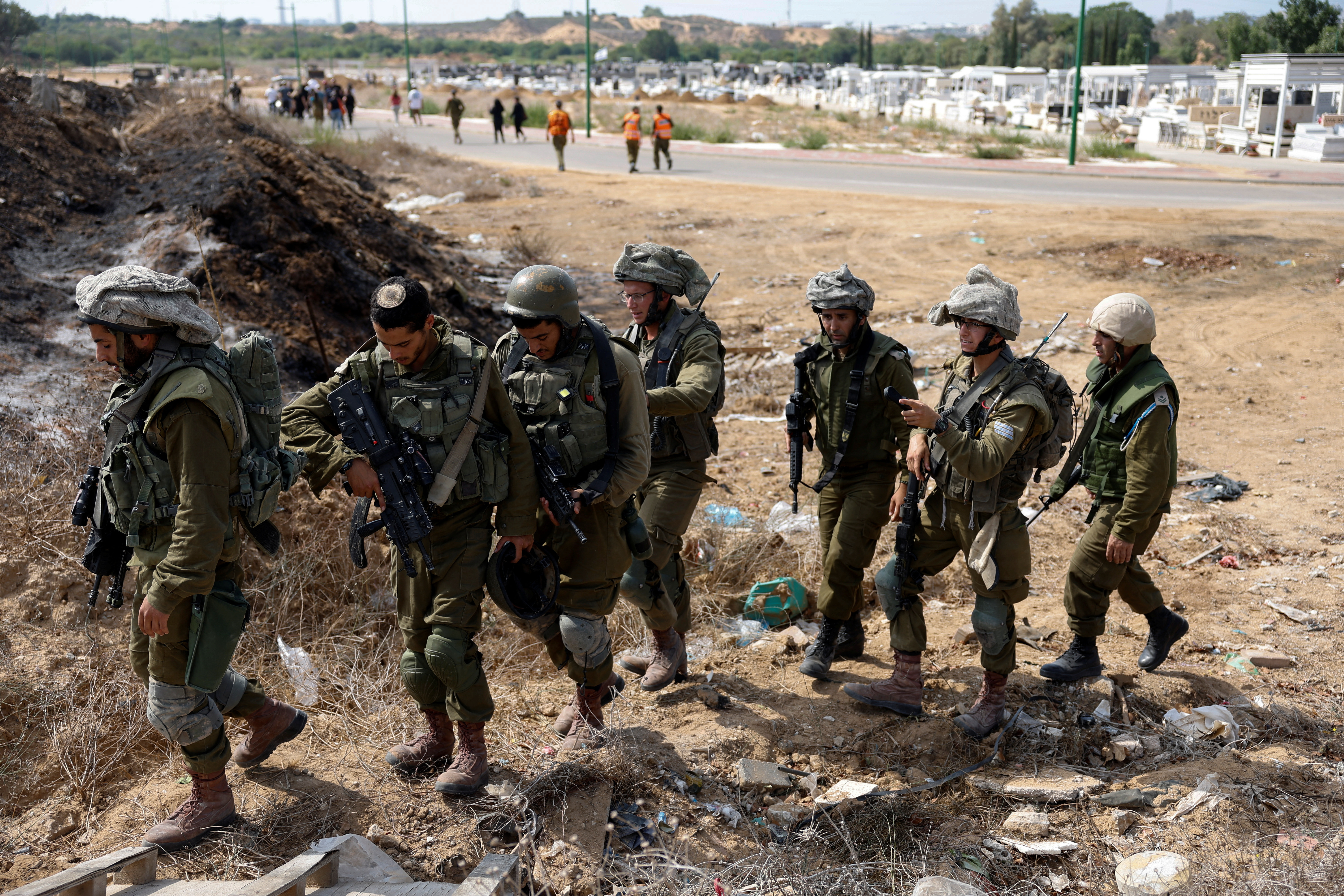 Israeli soldiers respond to an alert of an apparent security incident, in Ashkelon, southern Israel, October 10, 2023. REUTERS/Amir Cohen