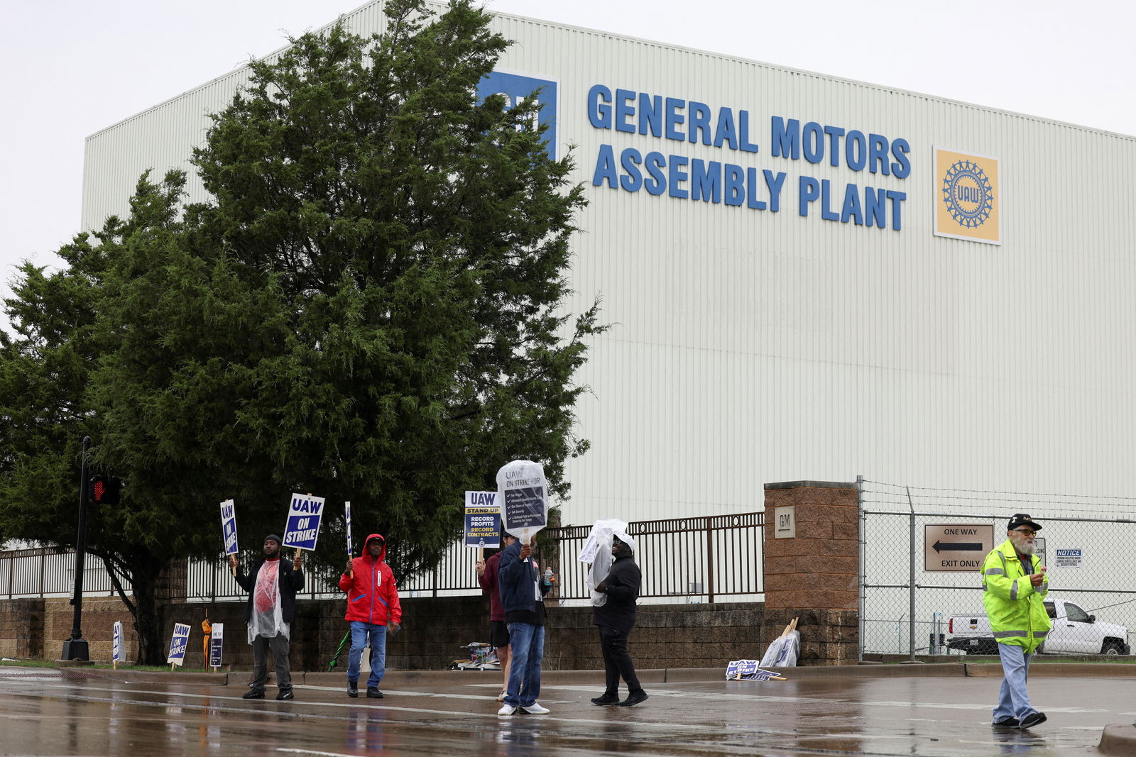United Auto Workers (UAW) members strike at a General Motors assembly plant that builds the U.S. automaker's full-size sport utility vehicles, in another expansion of the strike in Arlington, Texas, U.S. October 24, 2023. 