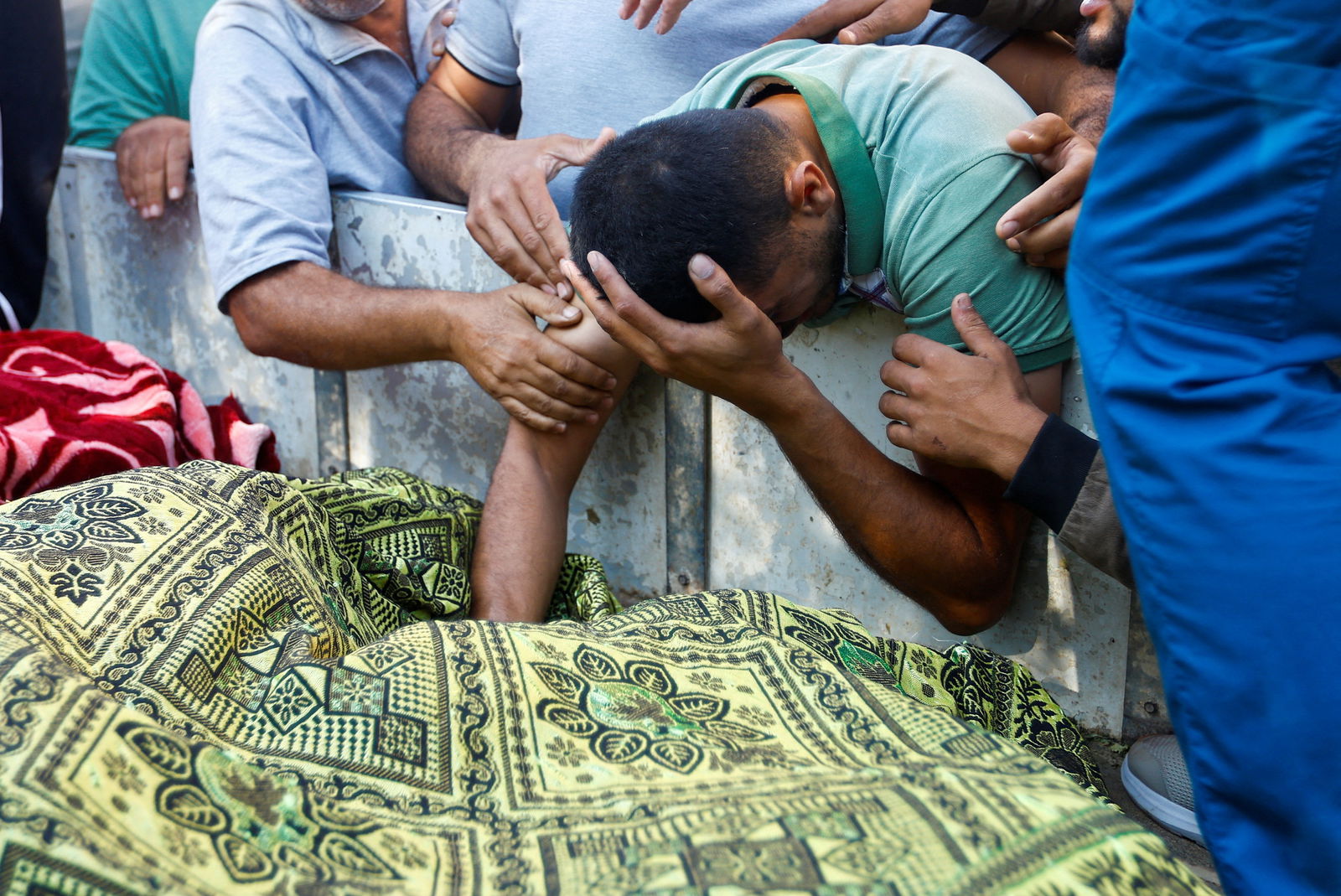 Mourners attend the funeral of Palestinians from Samour family, who were killed in Israeli strikes on their house, in Khan Younis in the southern Gaza Strip October 12, 2023. REUTERS/Ibraheem Abu Mustafa
