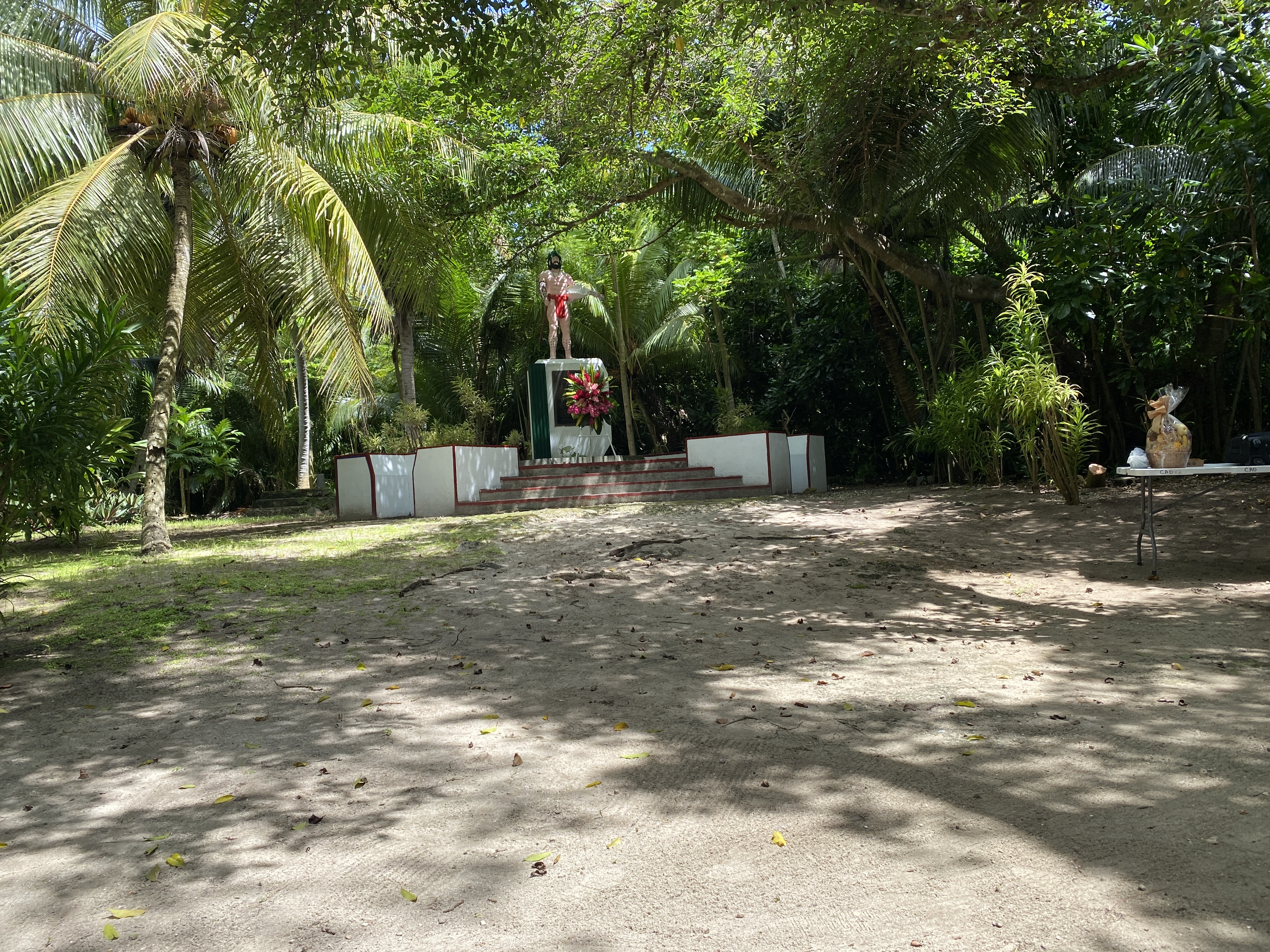 The statue of Chief Aghurubw on Managaha.
