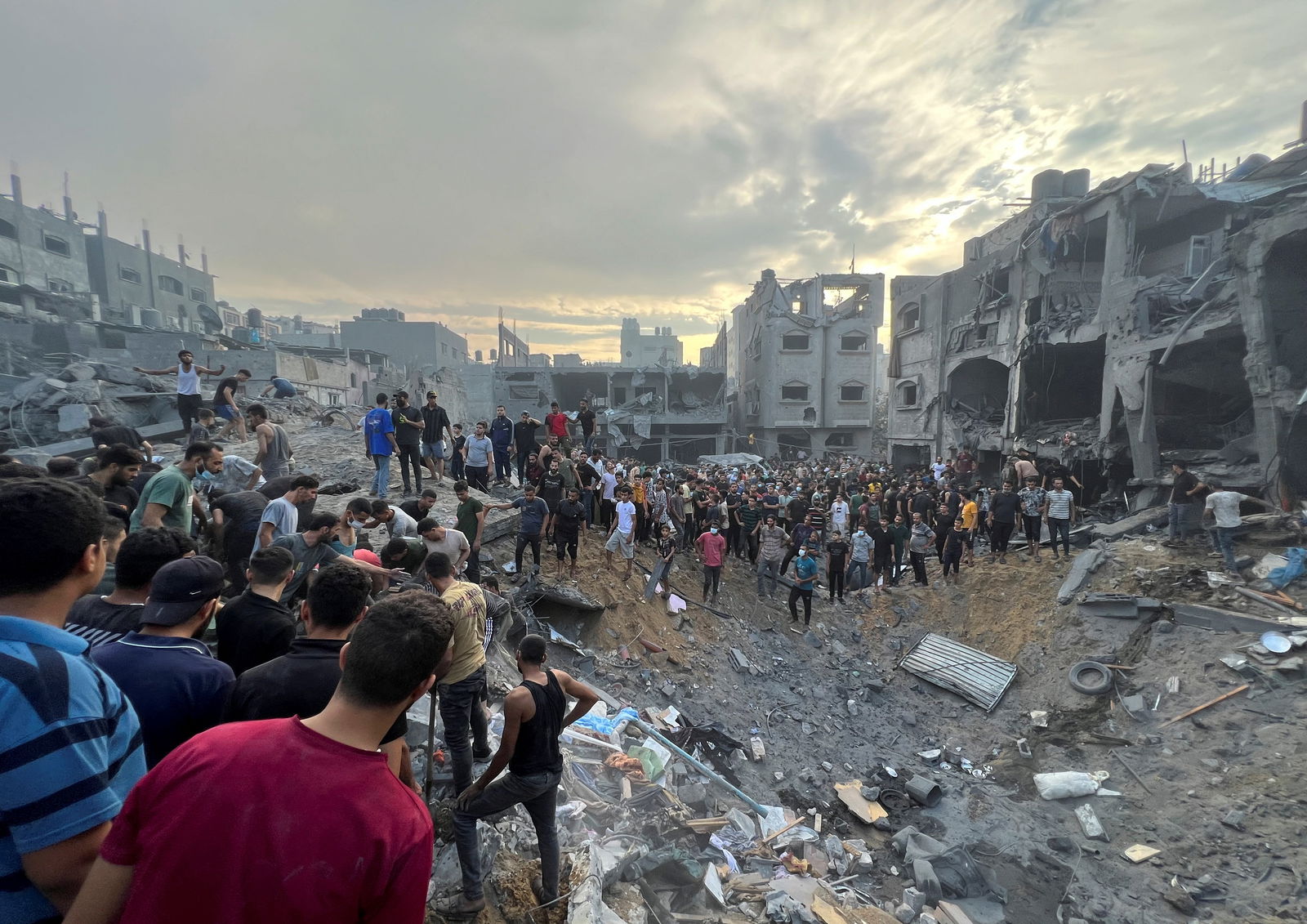 Palestinians search for casualties at the site of Israeli strikes on houses in Jabalia refugee camp in the northern Gaza Strip, October 31, 2023. 