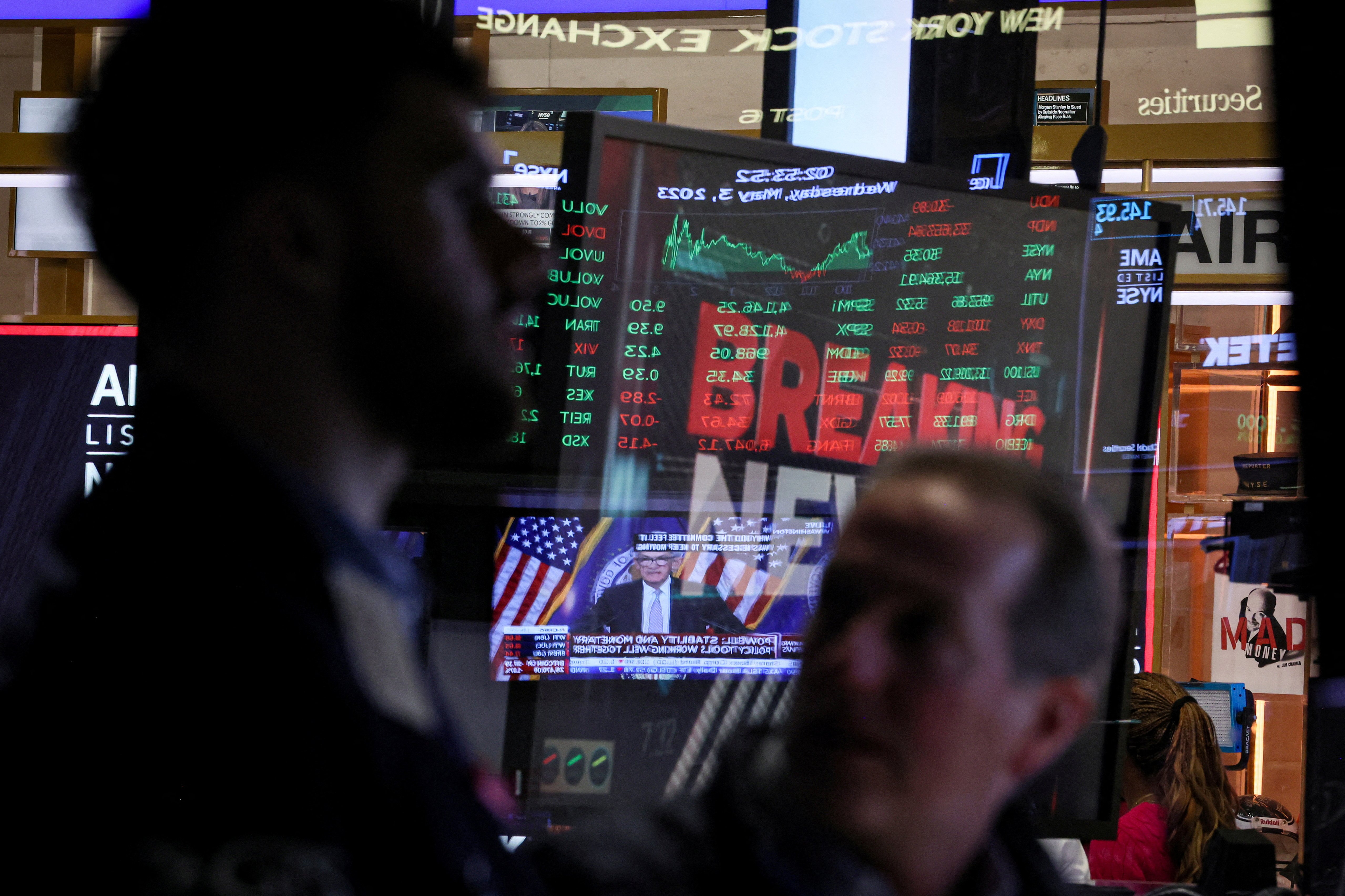 Traders react as Federal Reserve Chair Jerome Powell is seen delivering remarks on a screen, on the floor of the New York Stock Exchange (NYSE) in New York City, U.S., May 3, 2023. 
