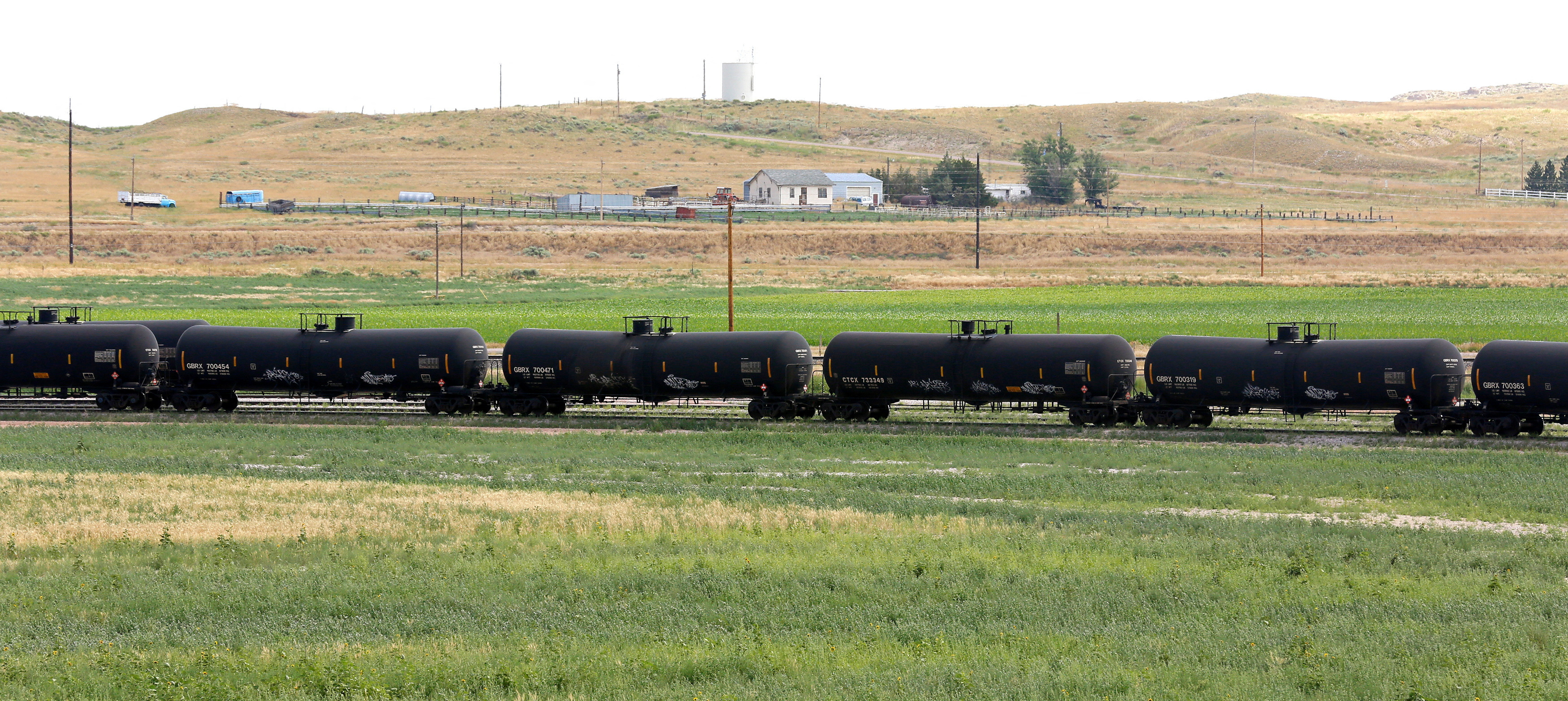 A crude oil train moves through the yard at an oil transloading facility in Ft. Laramie, Wyoming July 15, 2014.. 