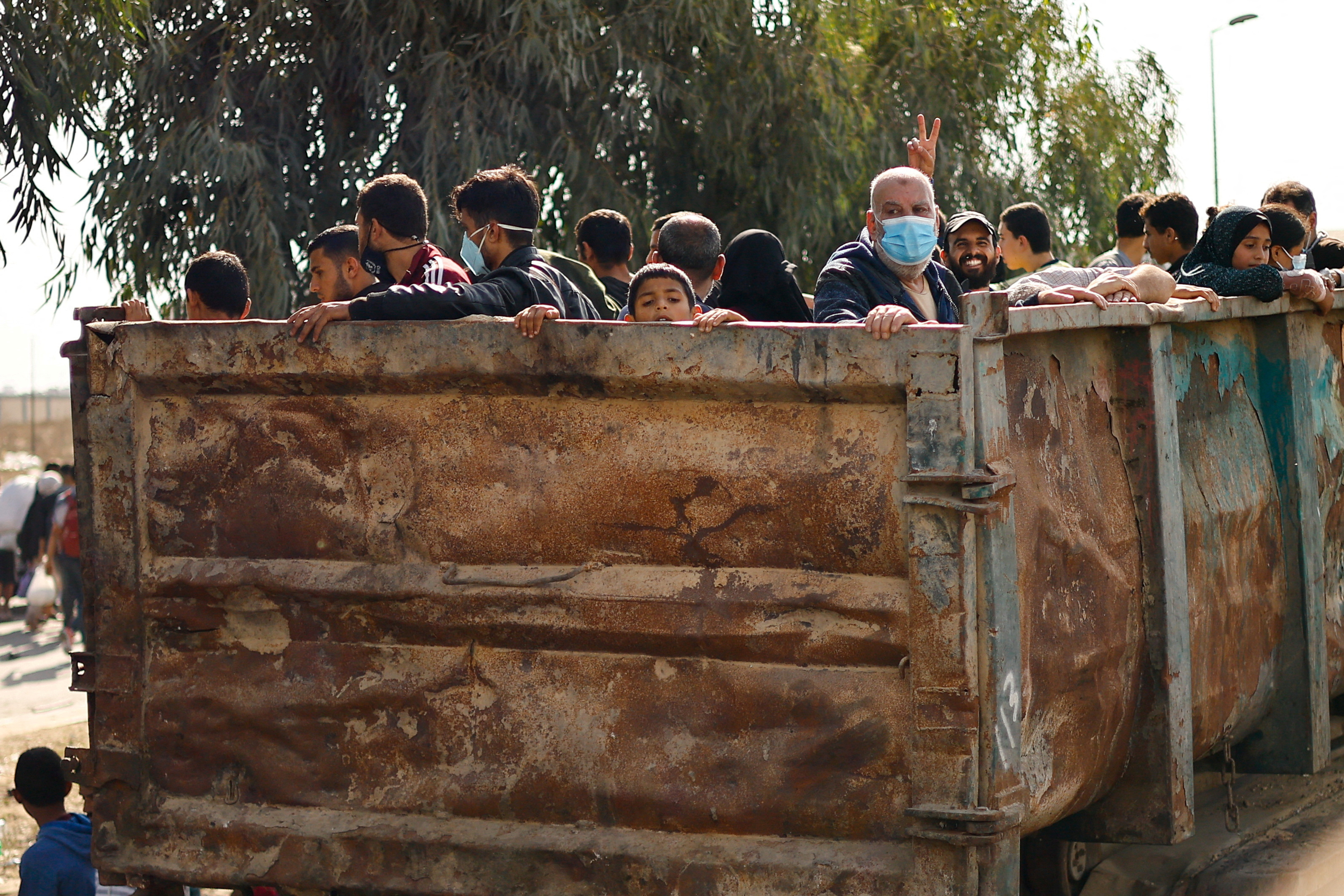 Palestinians fleeing north Gaza move southward as Israeli tanks roll deeper into the enclave, in the central Gaza Strip, November 10, 2023. 