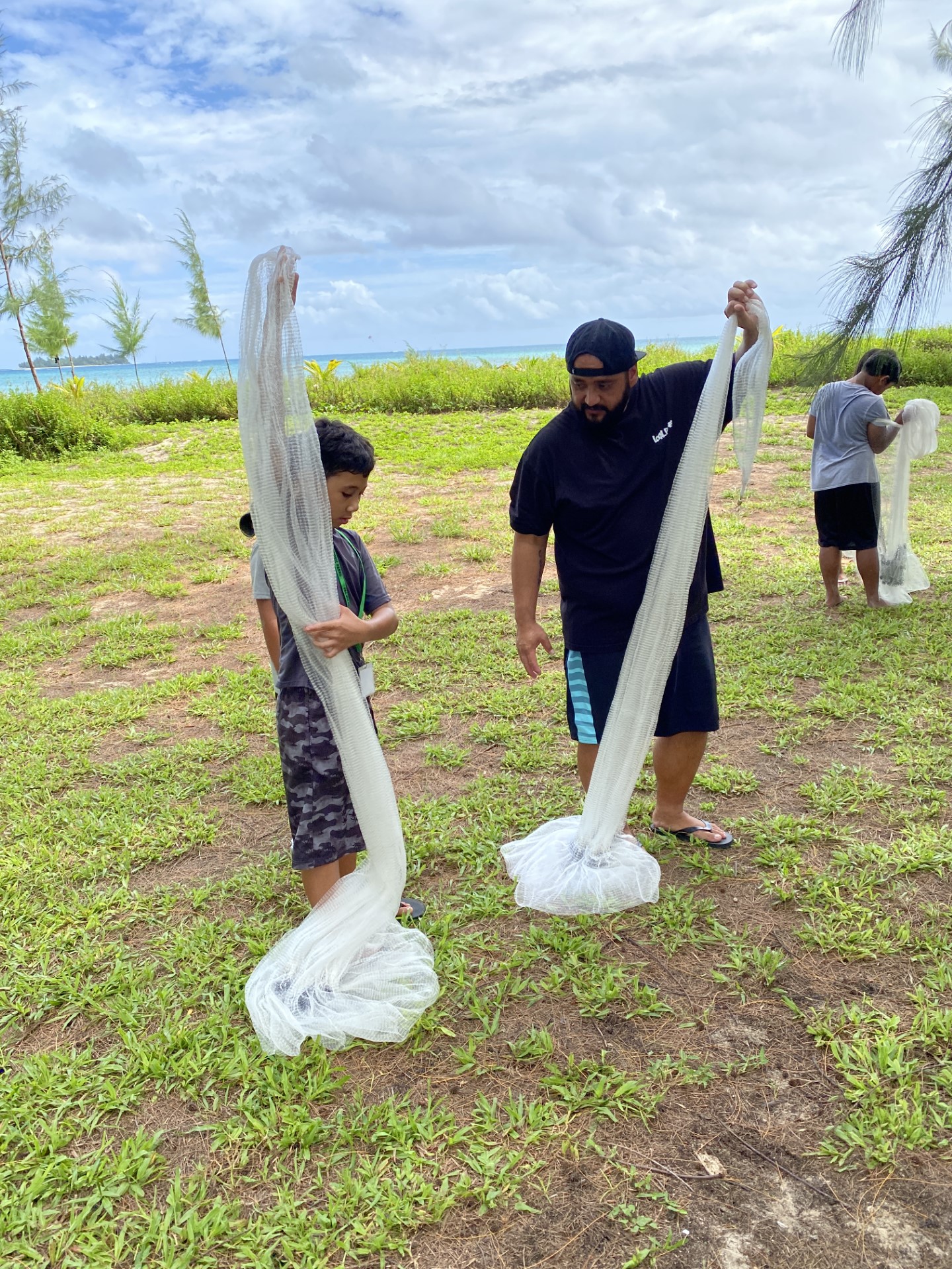 David Cabrera, right, teaches a participant how to prepare a talaya for casting at a workshop held in July.