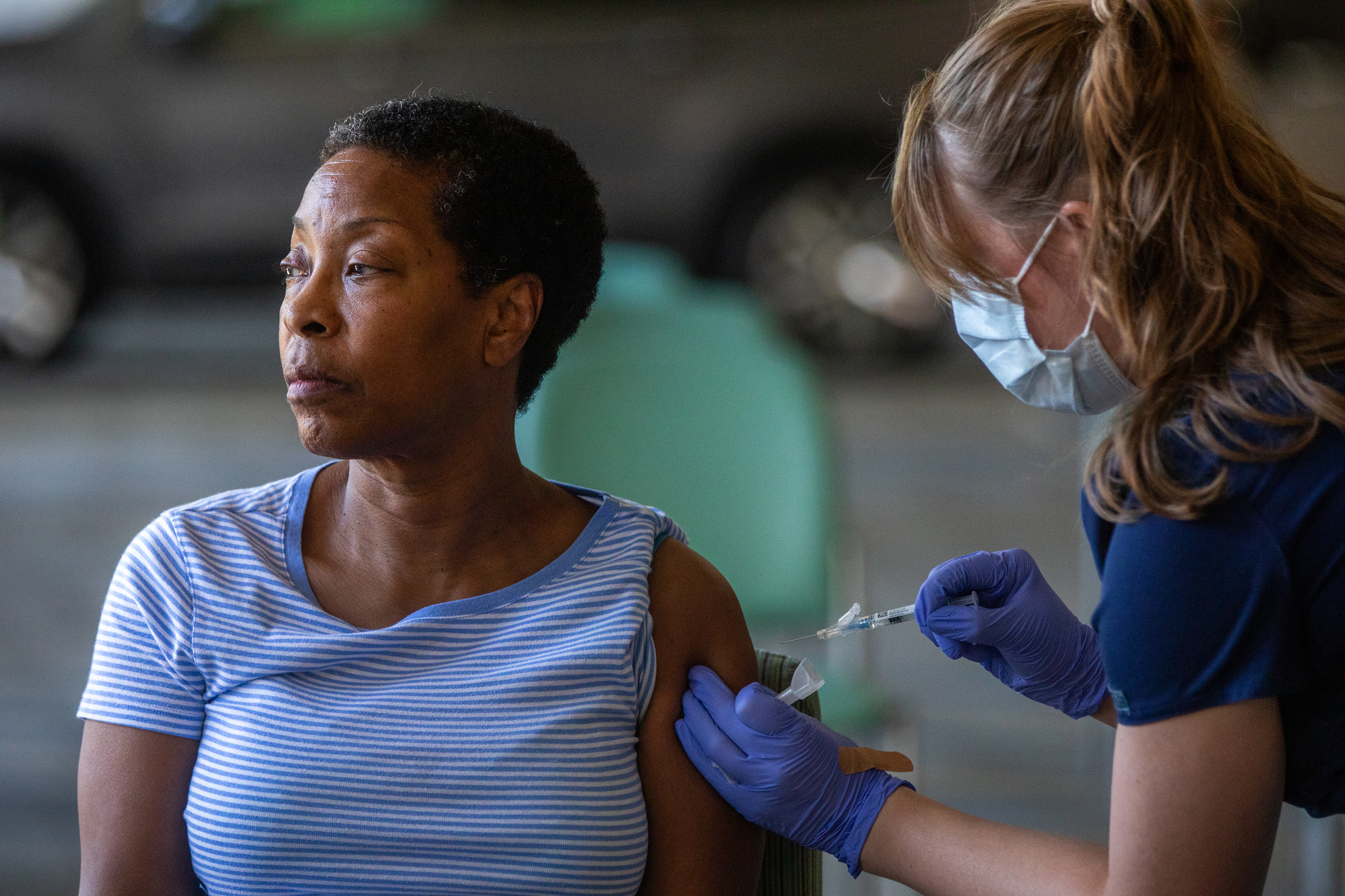 A patient receives her COVID-19 vaccine during a flu and COVID-19 vaccination clinic at Kaiser Permanente Pasadena on Oct. 12, 2023, in Pasadena, California. (Francine Orr/Los Angeles Times/TNS)