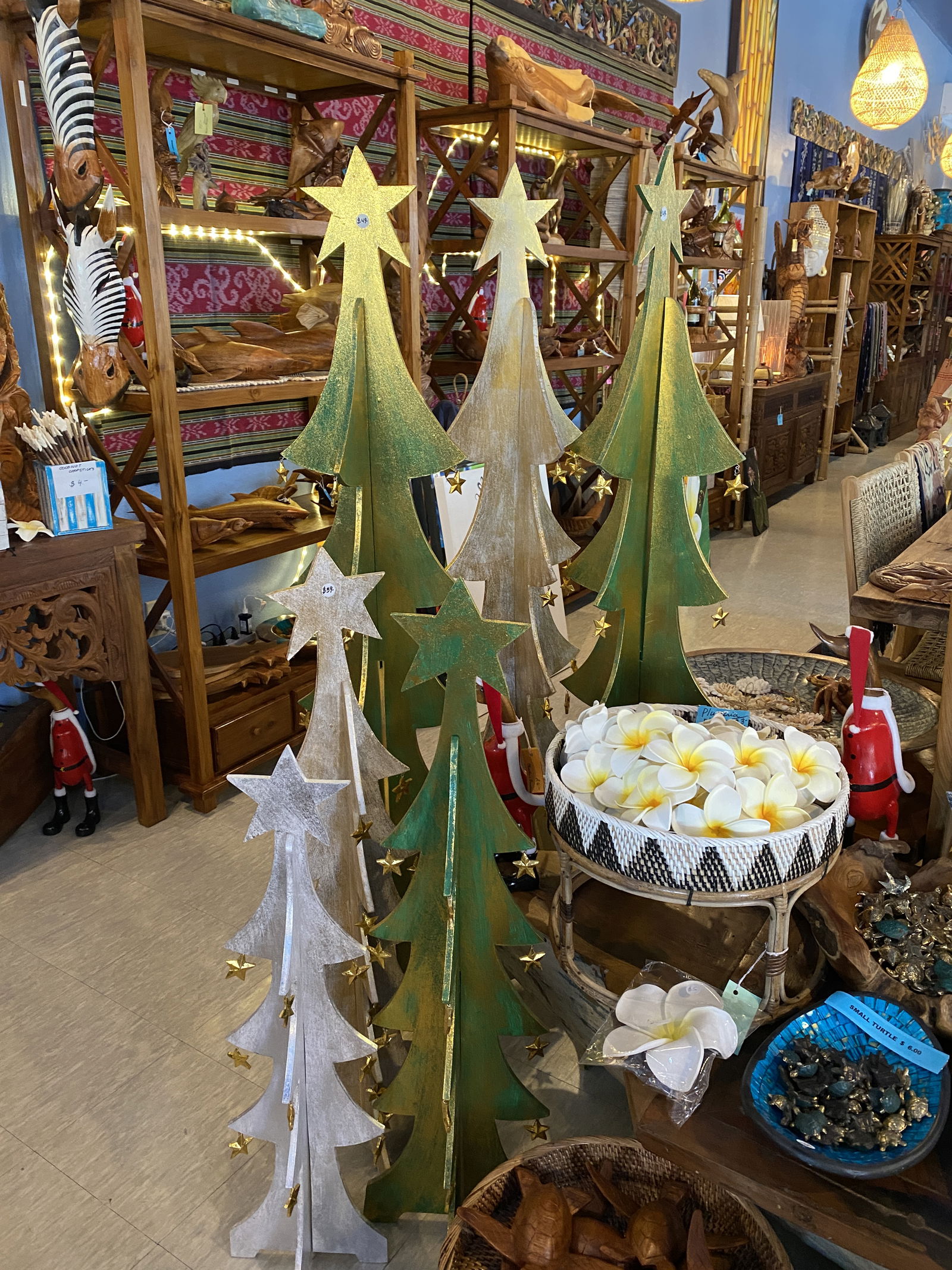 These Christmas decorations would look great in your home.