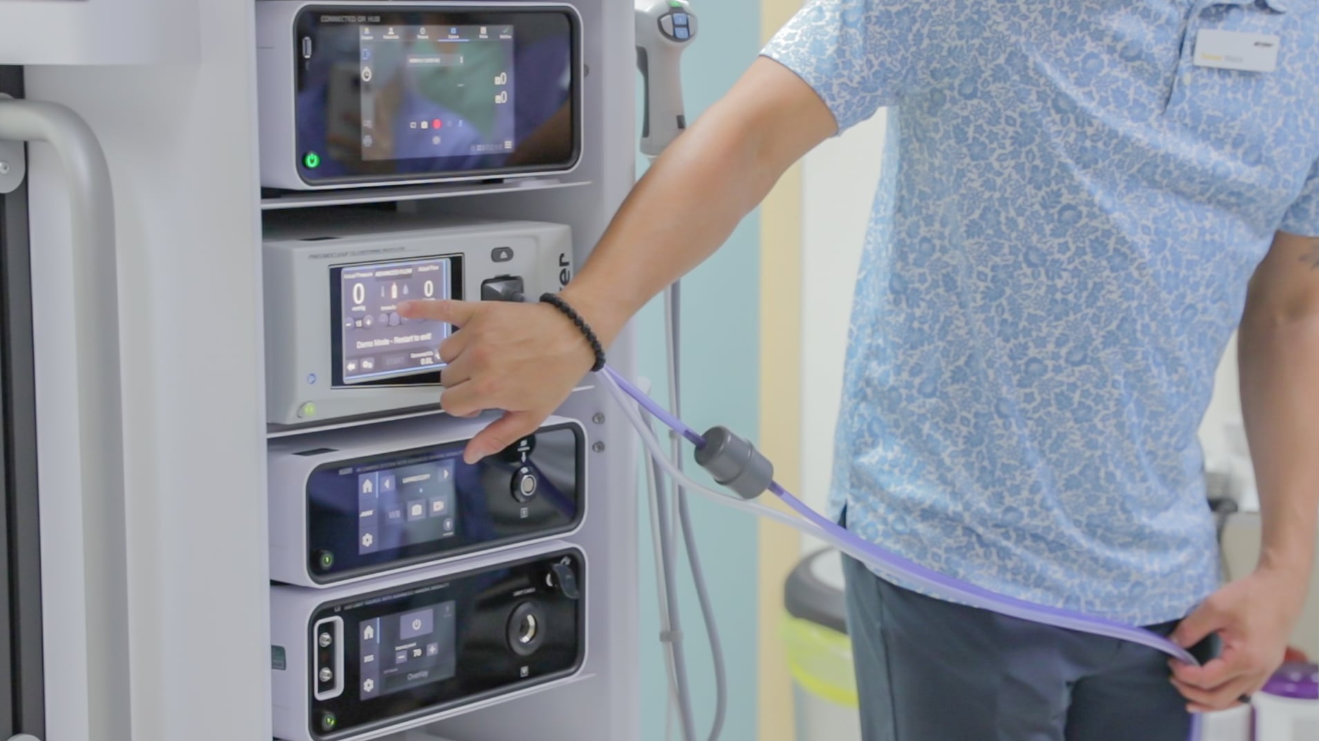 A Stryker representative demonstrates the use of Stryker’s 1688 Advanced Imaging Modalities 4K Platform.