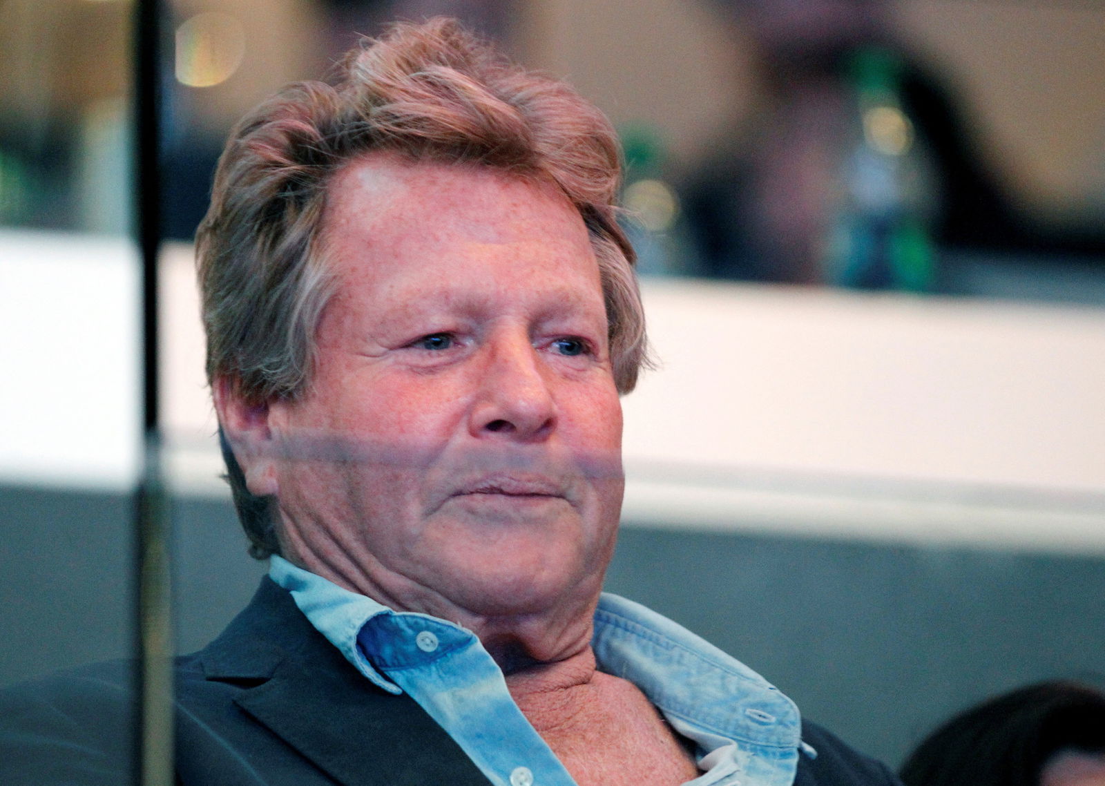 Actor Ryan O'Neal watches the Los Angeles Kings play the Vancouver Canucks during Game 4 of their NHL Western Conference Hockey playoff quarter-finals in Los Angeles, California April 18, 2012. 