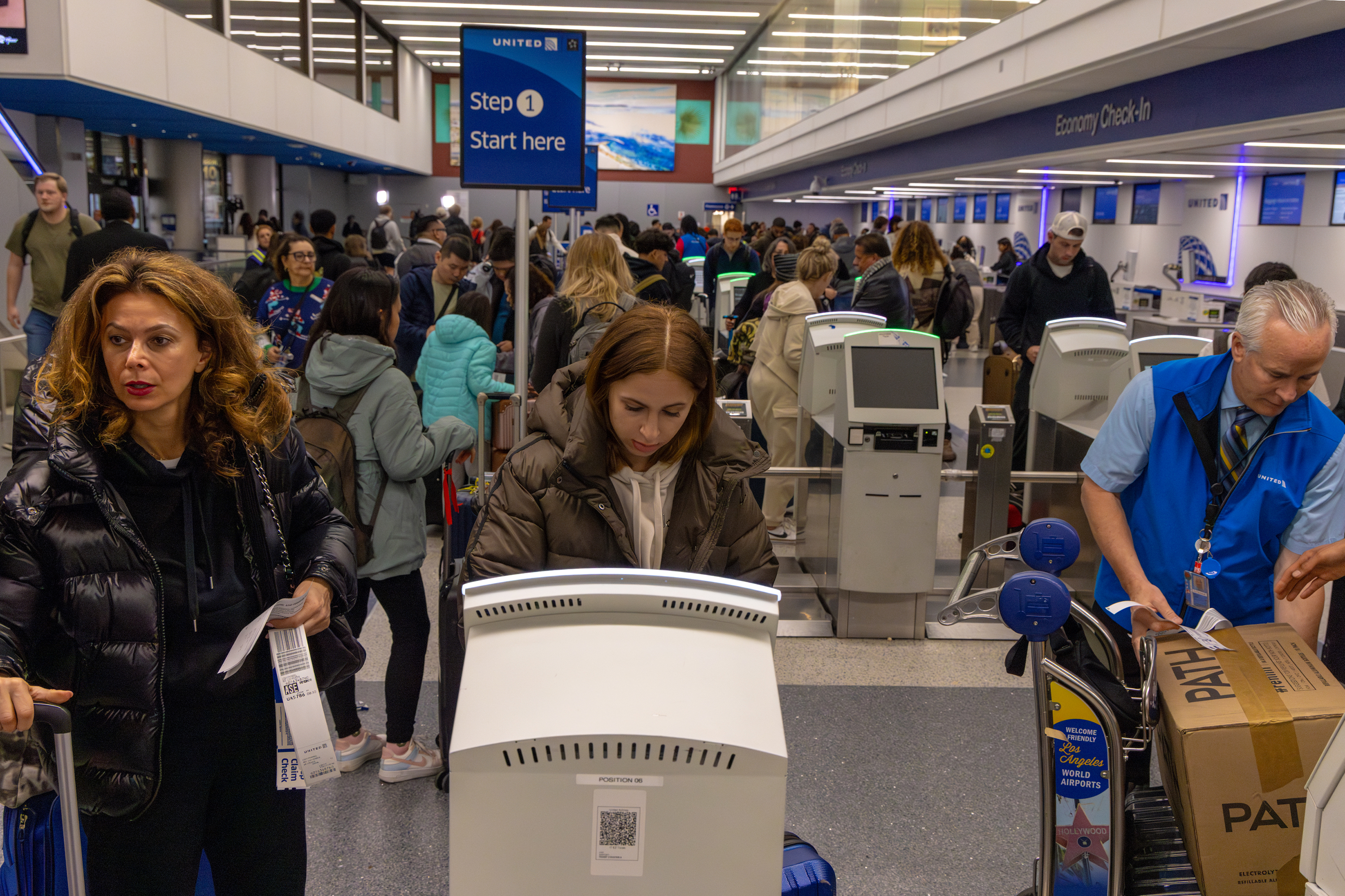 Holiday travelers rush at Los Angeles International Airport on Thursday, Dec. 21, 2023, in Los Angeles. (Irfan Khan/Los Angeles Times/TNS)