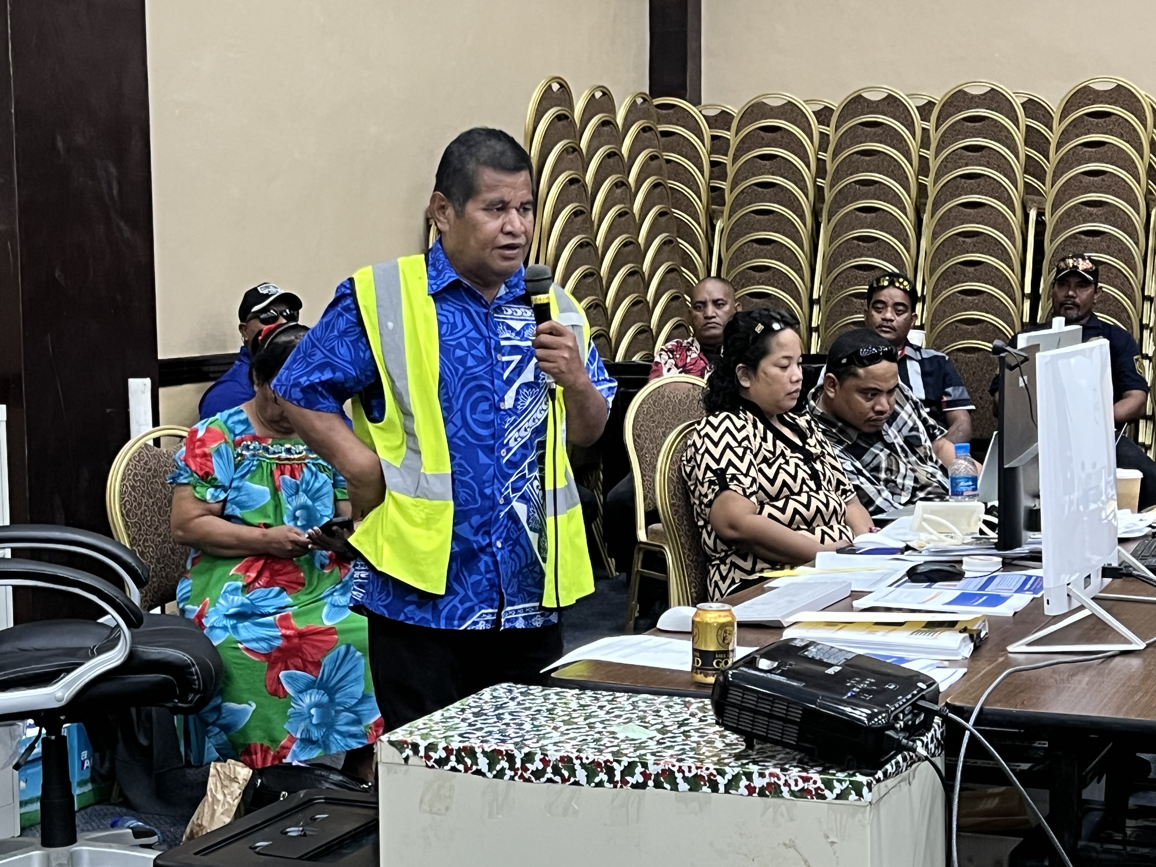 Marshall Islands Chief Election Officer Ben Kiluwe speaks to Electoral Administration staff on the eve of the Nov. 20 national election.