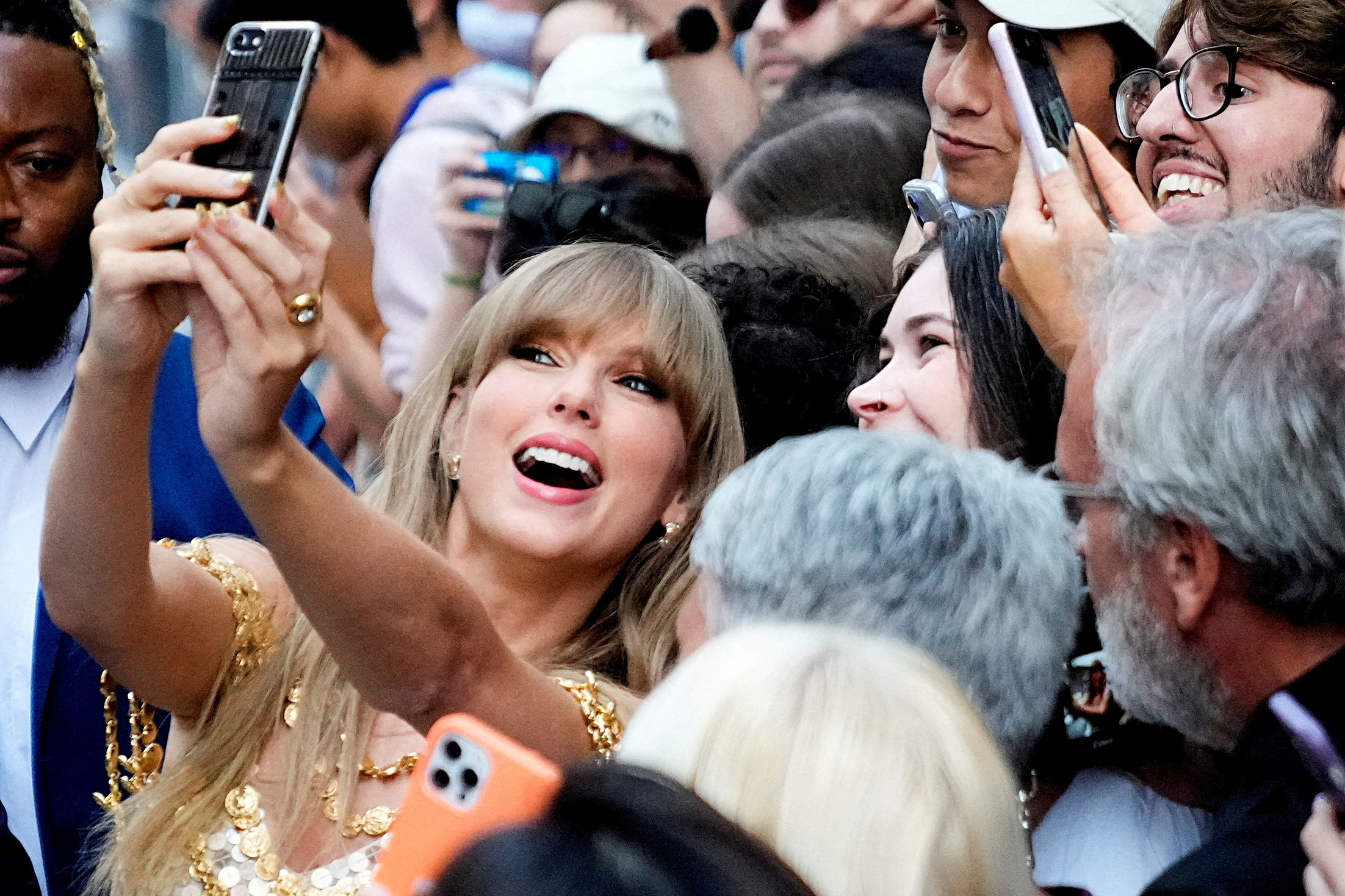 Singer Taylor Swift poses for a selfie with fans as she arrives to speak at the Toronto International Film Festival (TIFF) in Toronto, Ontario, Canada September 9, 2022. 