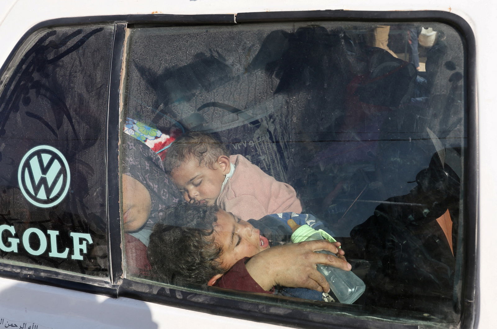 Palestinians fleeing Khan Younis, due to the Israeli ground operation, amid the ongoing conflict between Israel and the Palestinian Islamist group Hamas, arrive in Rafah in the southern Gaza Strip, January 22, 2024. 