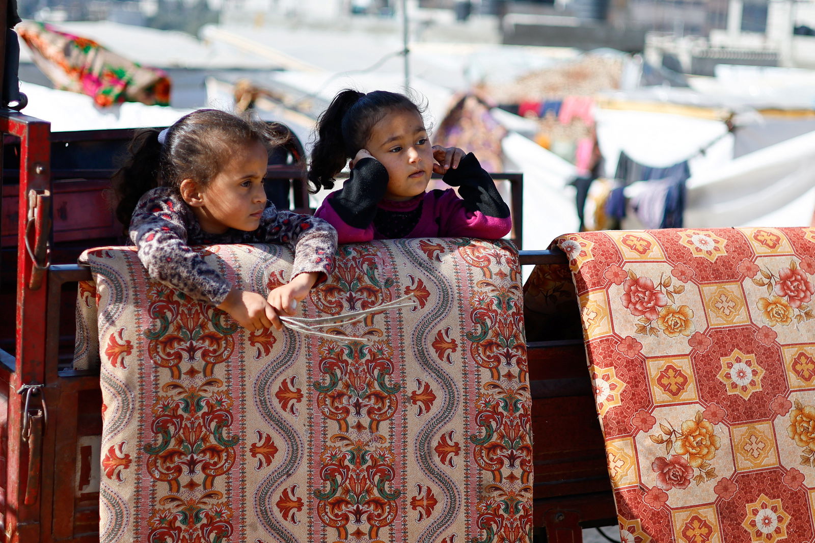 Palestinian girls fleeing Khan Younis, due to the Israeli ground operation, amid the ongoing conflict between Israel and the Palestinian Islamist group Hamas, arrive in Rafah in the southern Gaza Strip, January 22, 2024. REUTERS/Ibraheem Abu Mustafa