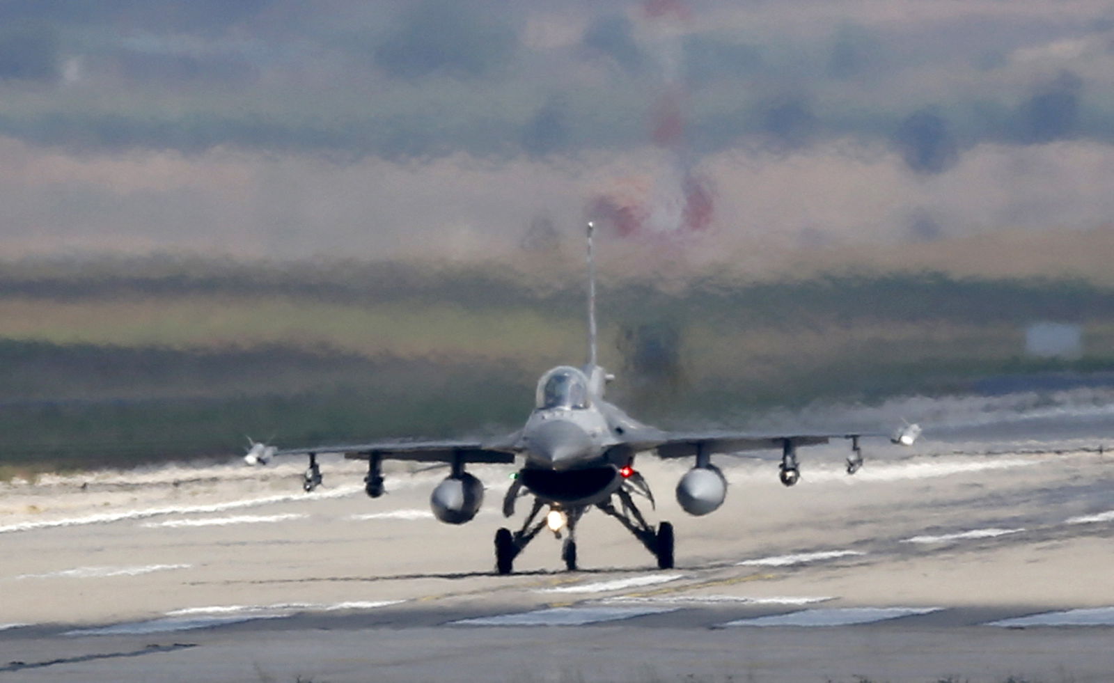 A Turkish Air Force F-16 fighter jet lands at Incirlik air base in Adana, Turkey, August 11, 2015. 