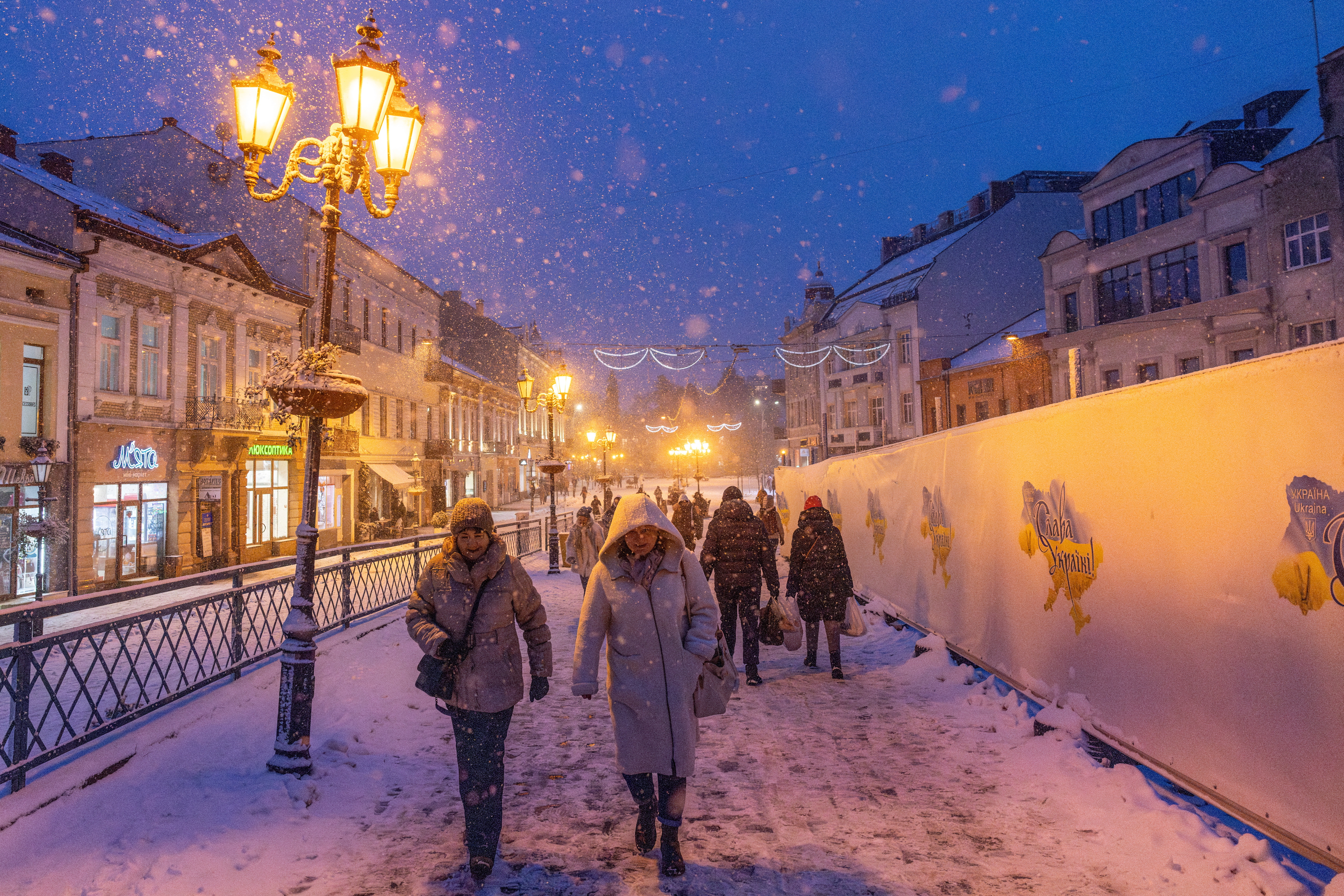 People walk on a snowy day in Uzhhorod which has a sizeable minority of ethnic Hungarians, amid Russia's attack on Ukraine, in Zakarpattia region, Ukraine November 30, 2023. 