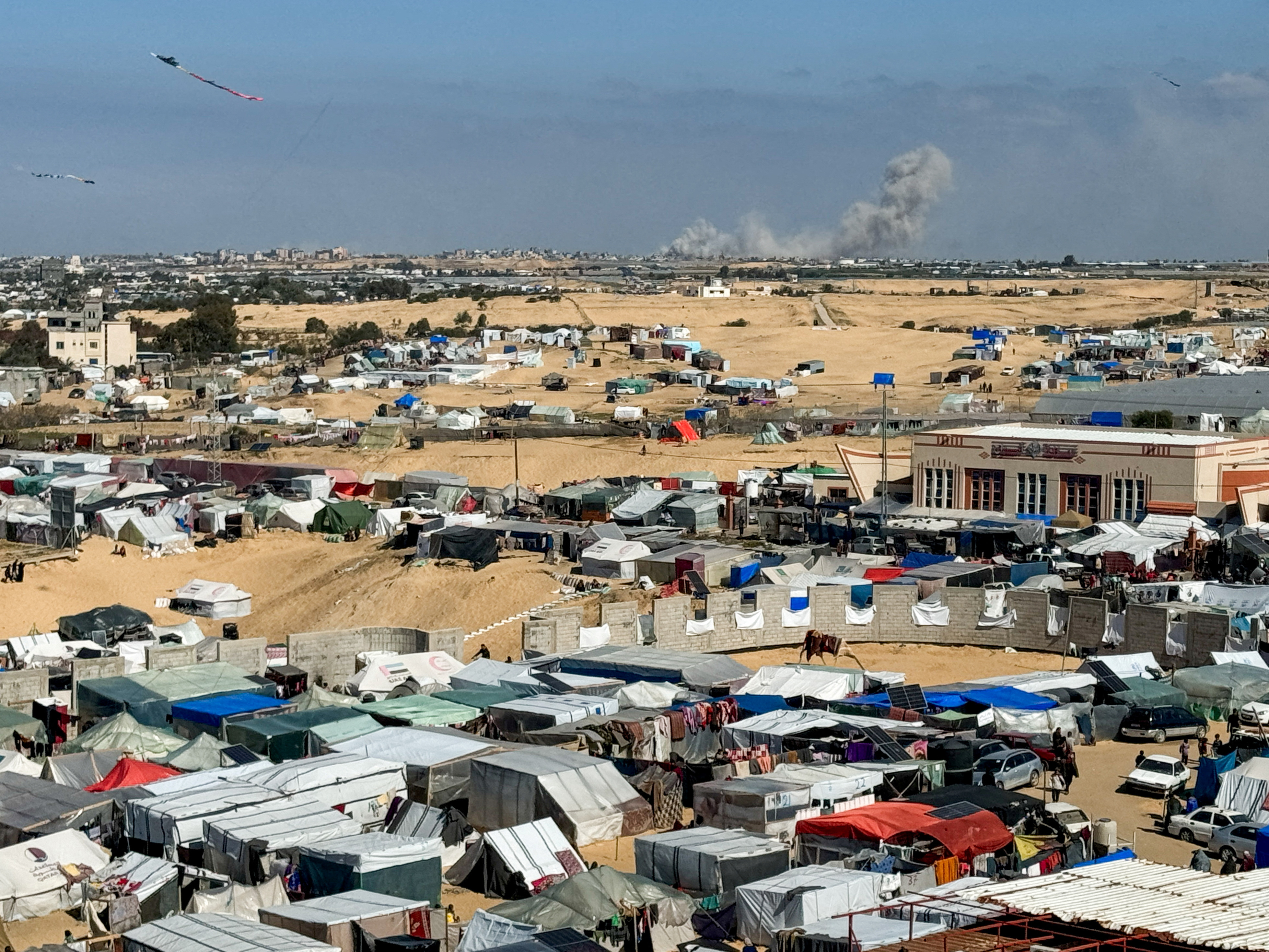 Smoke rises during an Israeli ground operation in Khan Younis, amid the ongoing conflict between Israel and the Palestinian Islamist group Hamas, as seen from a tent camp sheltering displaced Palestinians in Rafah, in the southern Gaza Strip February 22, 2024. 