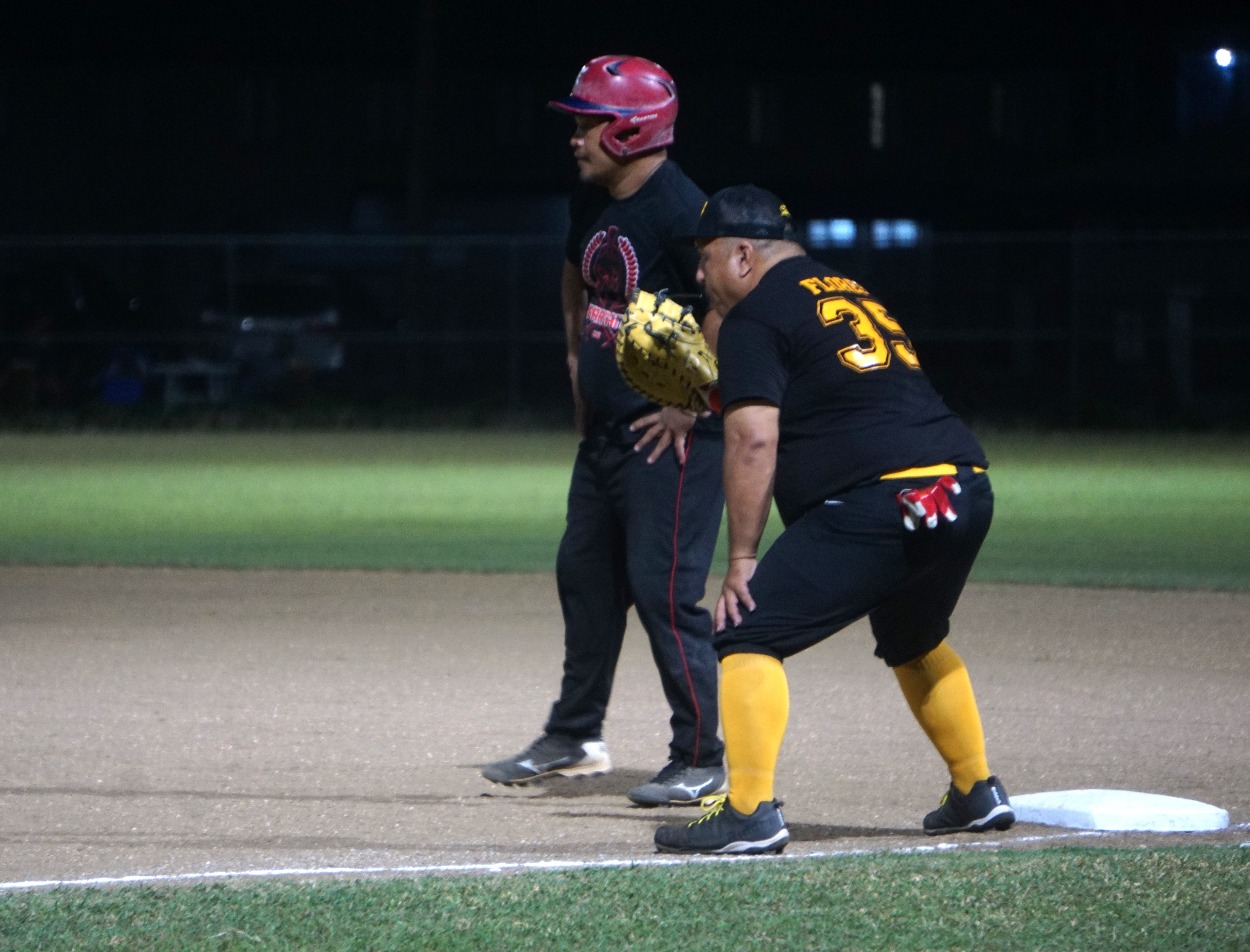 Pirates first baseman Deron Flores preps for a pick off during a 2023 SBL Masters League game at the Francisco "Tan Ko" Palacios Baseball Field on Wednesday.