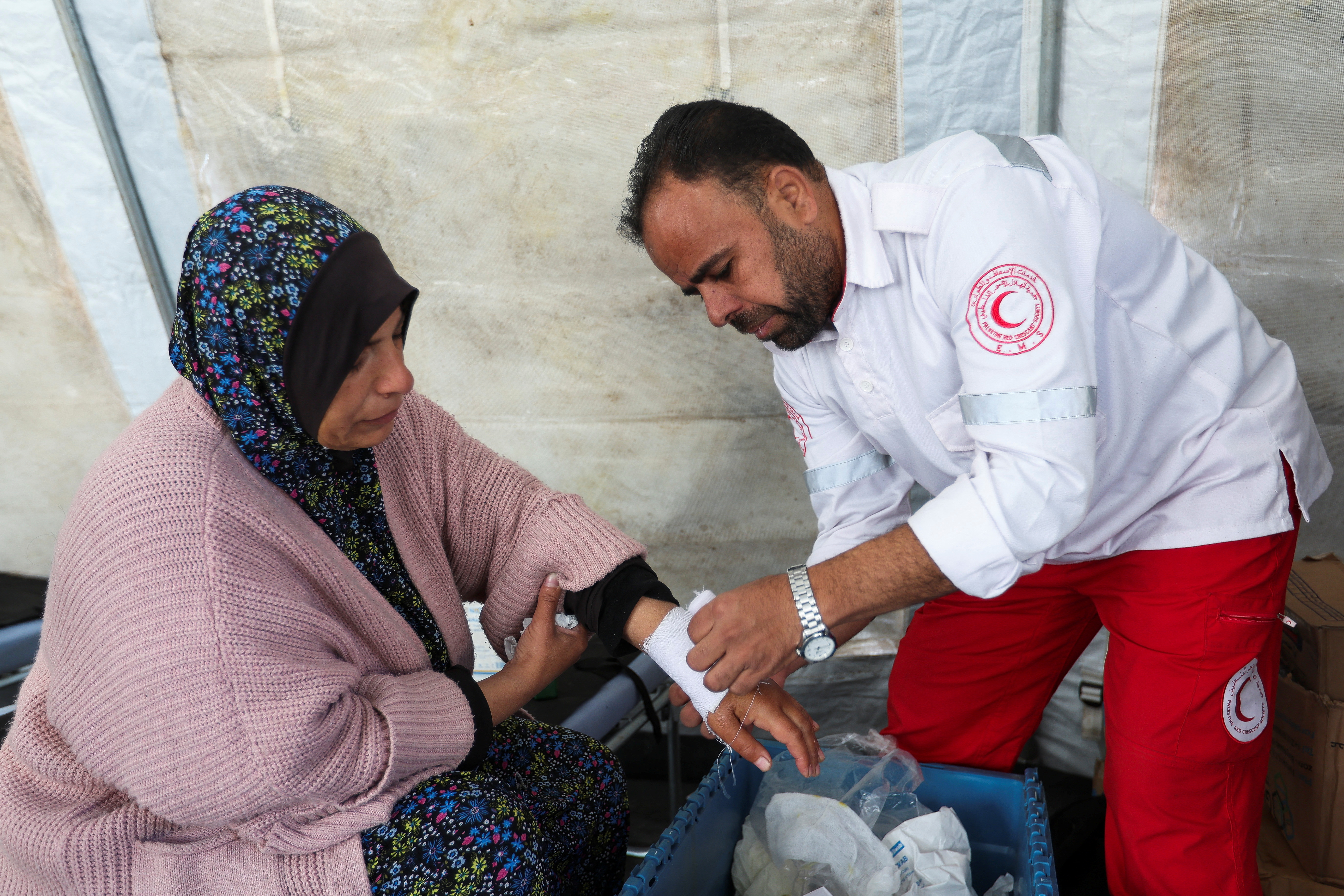 A medic helps a Palestinian woman at a medical point, formed to get better access to frontlines, amid the ongoing conflict between Israel and Hamas, in Khan Younis in the southern Gaza Strip January 30, 2024. 
