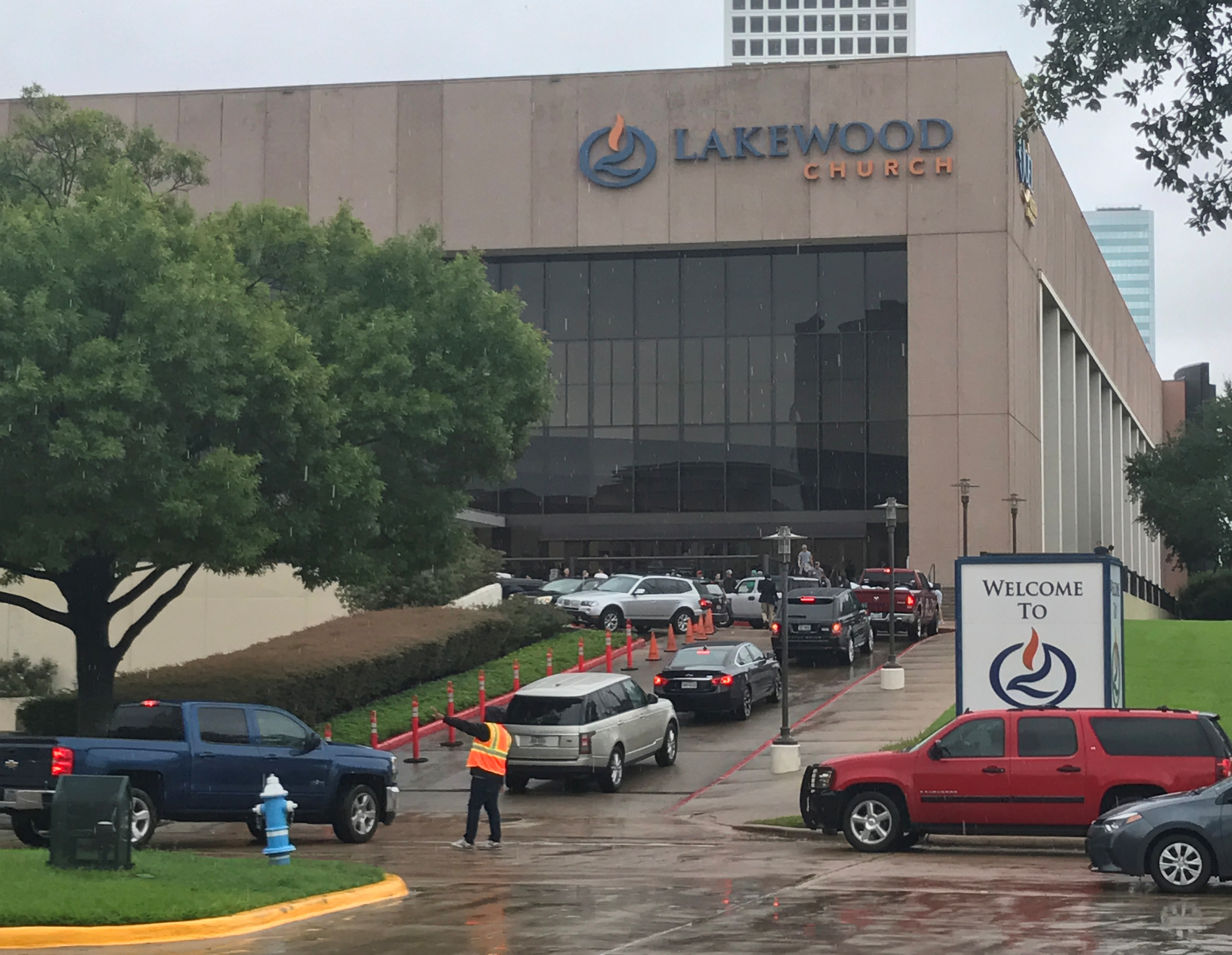 Vehicles queue to deliver supplies for Hurricane Harvey evacuees at the nondenominational Lakewood Church, founded by pastor Joel Osteen, in Houston, Texas, U.S. August 29, 2017. 