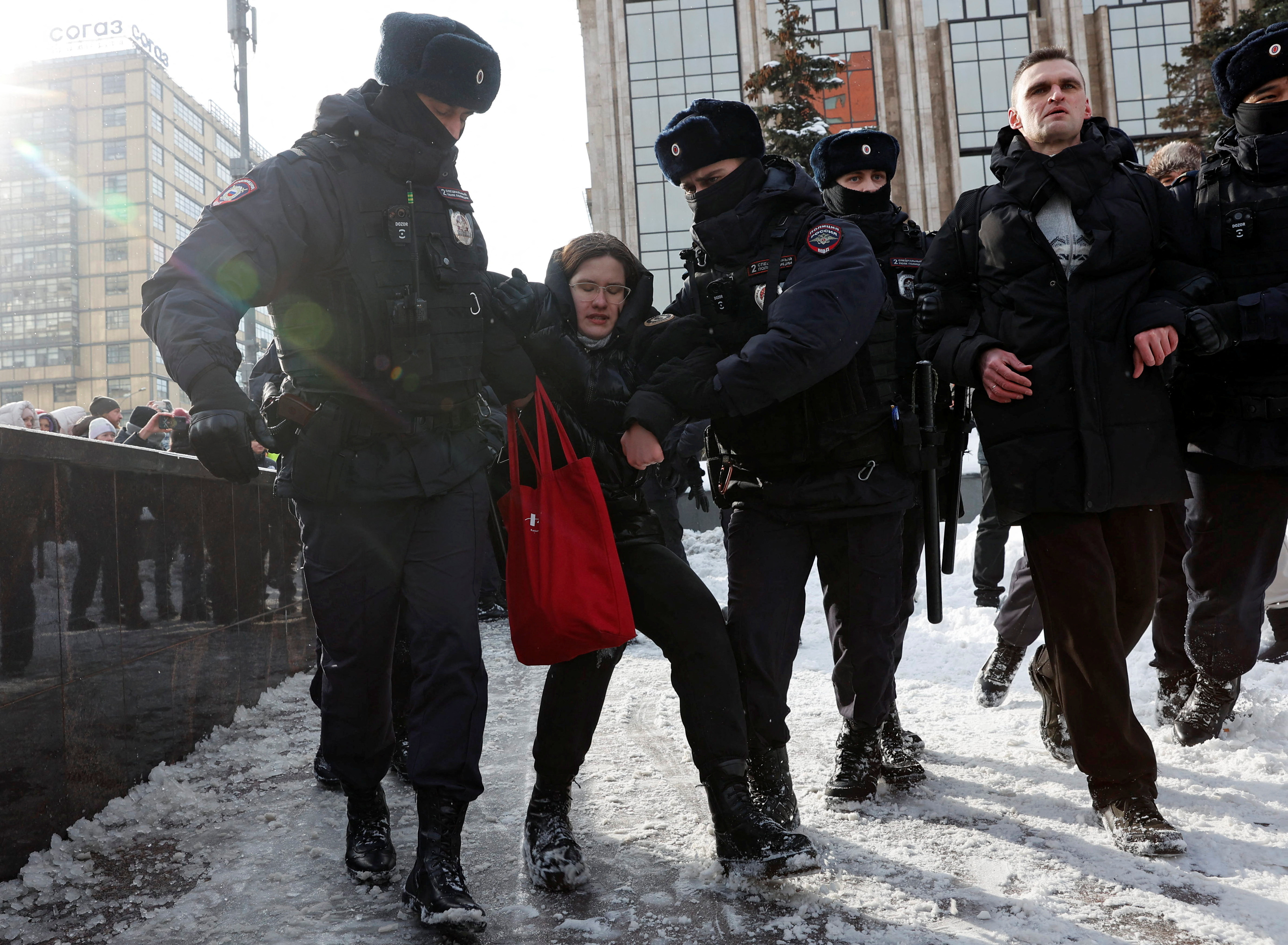 Police officers detain people during a gathering in memory of Russian opposition leader Alexei Navalny near the Wall of Grief monument to the victims of political repressions in Moscow, Russia February 17, 2024. 