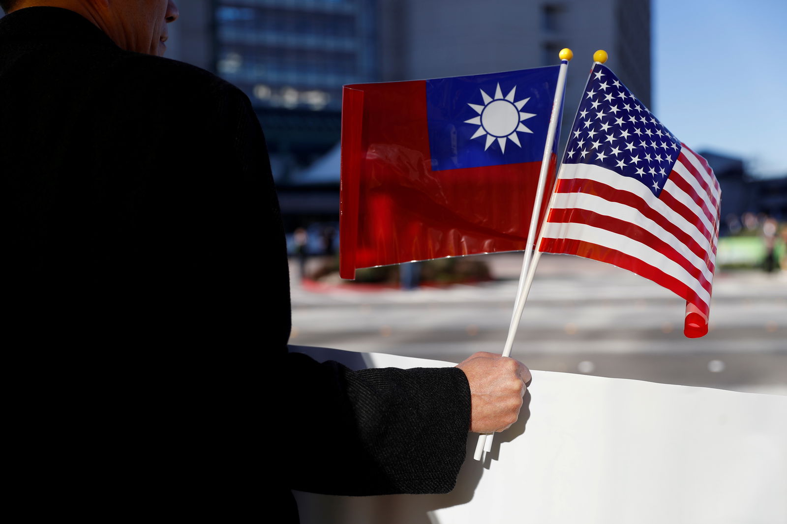 A demonstrator holds flags of Taiwan and the United States in support of Taiwanese President Tsai Ing-wen during an stop-over after her visit to Latin America in Burlingame, California, U.S., January 14, 2017. 