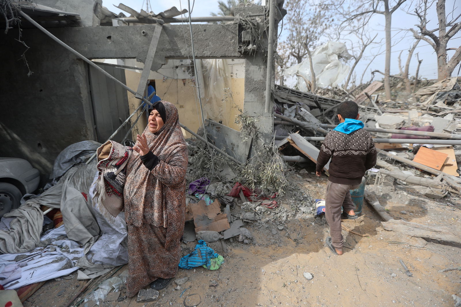 Palestinians inspect the site of an Israeli strike on a house, amid the ongoing conflict between Israel and Hamas, in Khan Younis in the southern Gaza Strip March 29, 2024. 