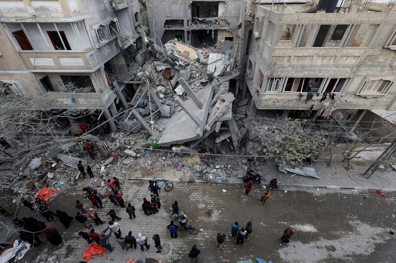 Palestinians inspect the site of an Israeli strike on a house, amid the ongoing conflict between Israel and the Palestinian Islamist group Hamas, in Rafah, in the southern Gaza Strip, March 24, 2024. 