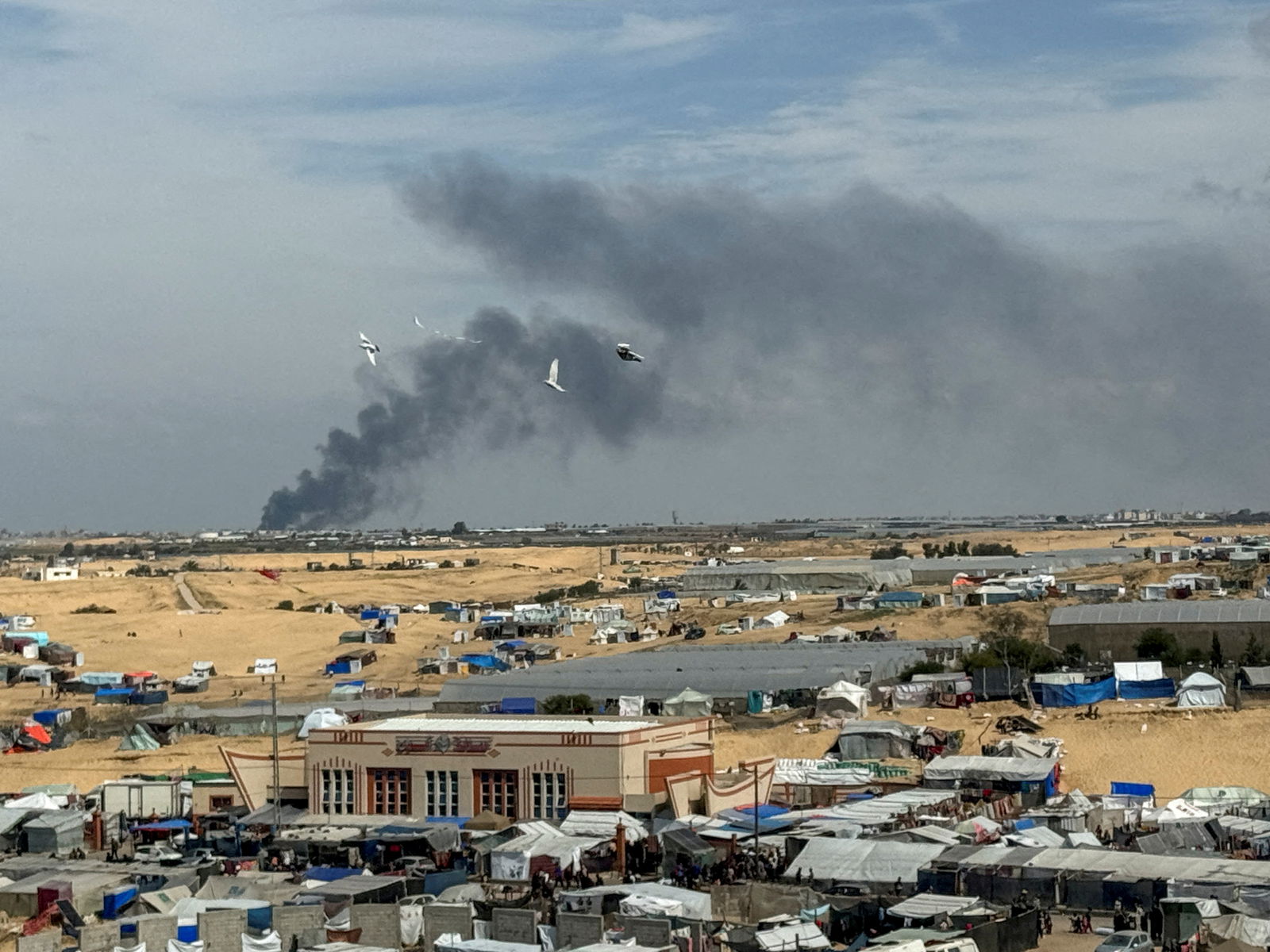 FILE PHOTO: Smoke rises during an Israeli ground operation in Khan Younis March 14, 2024. 