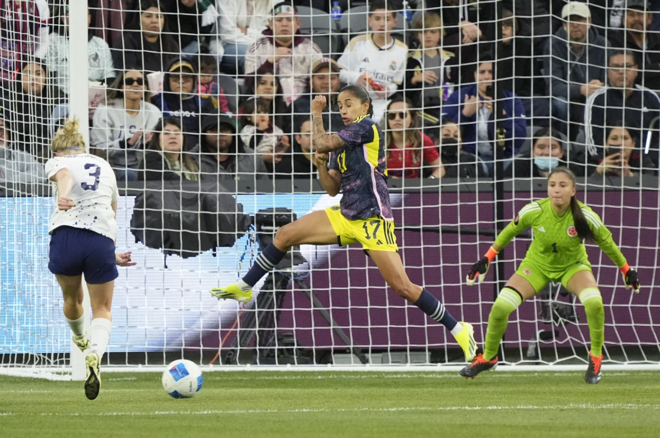 United States defender Jenna Nighswonger (3) shoots and scores past Colombia defender Carolina Arias (17) during the first half of a CONCACAF Gold Cup women’s soccer tournament quarterfinal, Sunday, March 3, 2024 in Los Angeles.