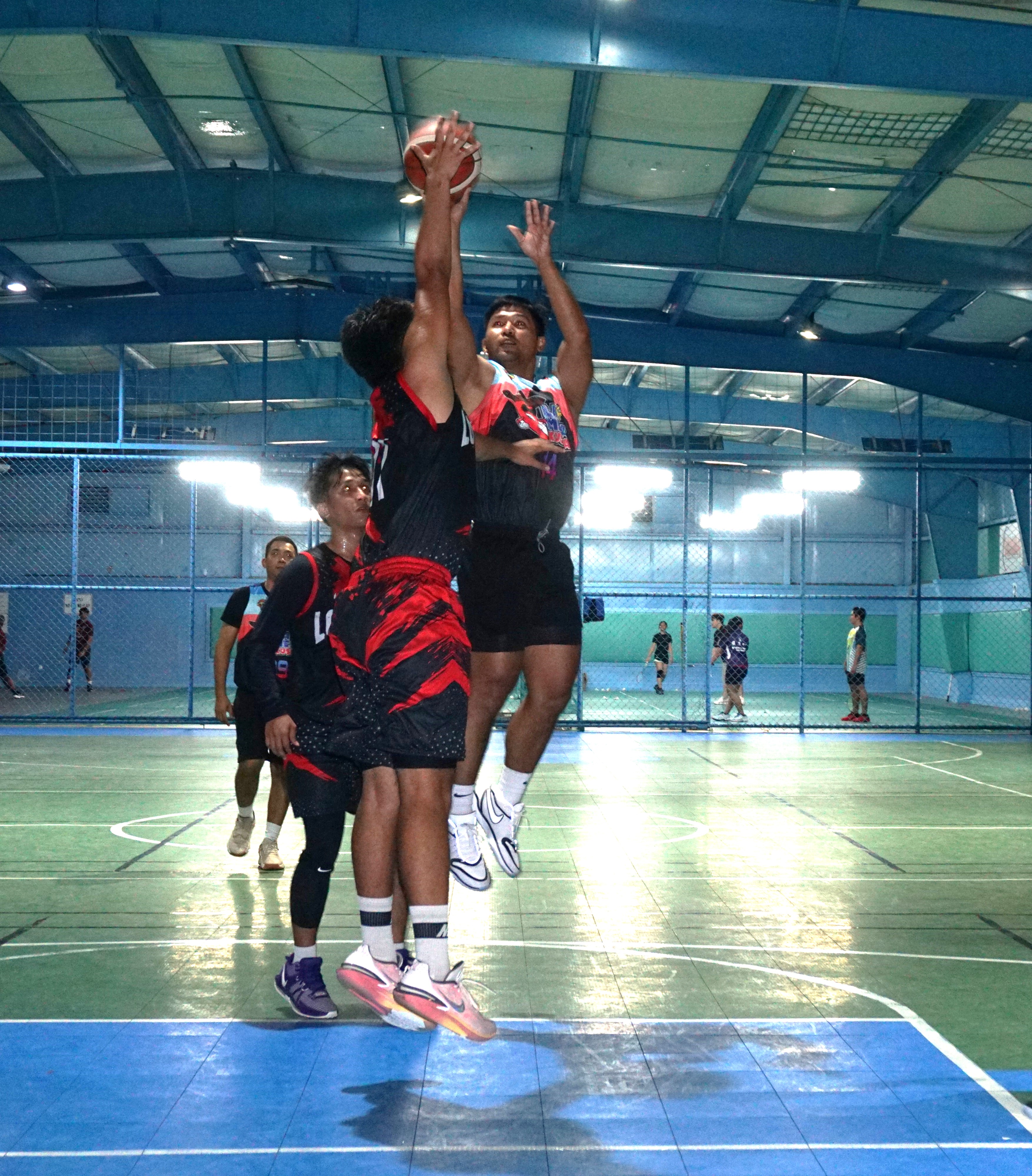 Lamesa Kusina's Leo Apelo pulls up for the contested mid-range shot during a Legends Sports Association Invitational Basketball League Season 2 game at the TSL Sports Complex on Thursday.