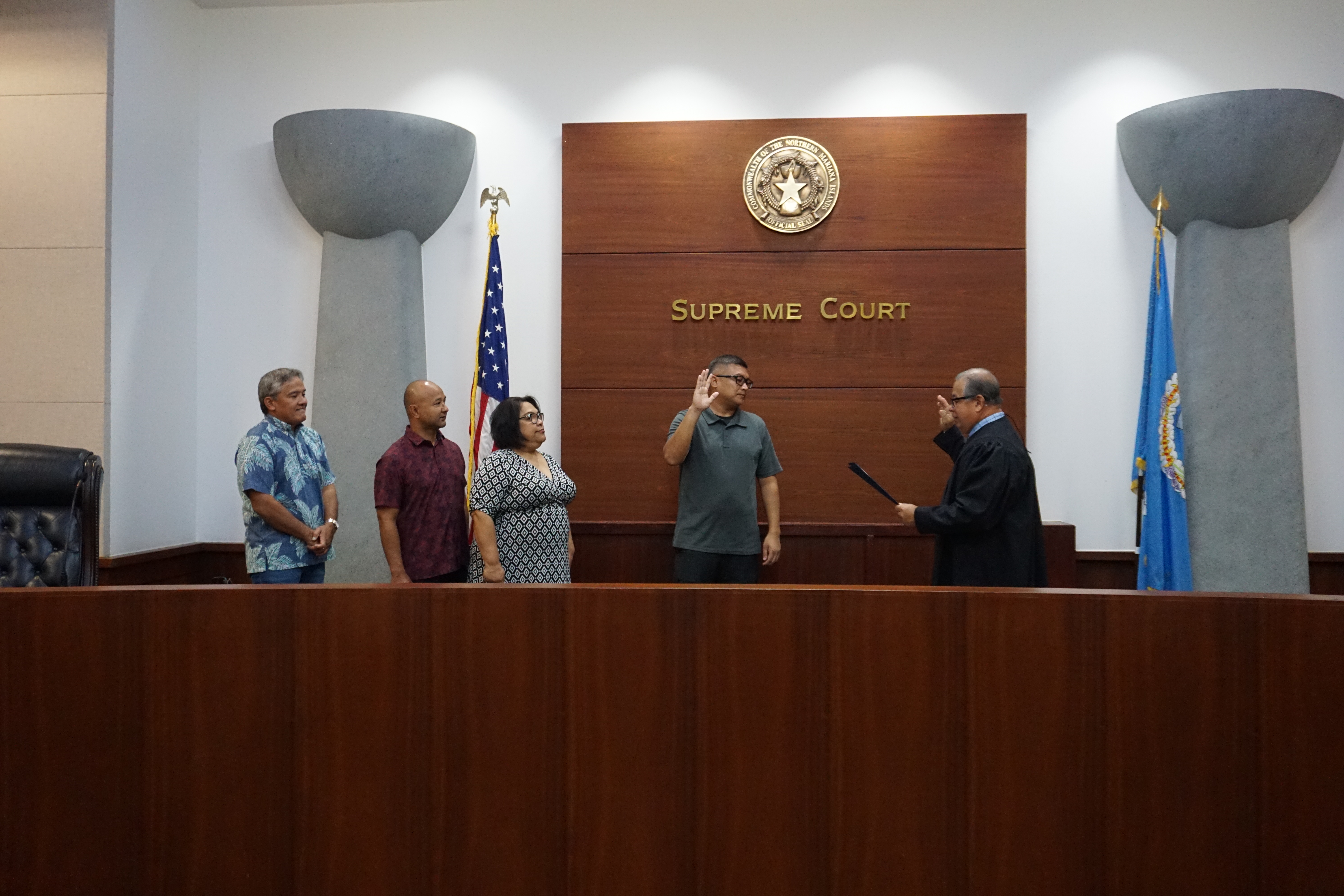 Kevin McCale, center, is sworn into the Saipan Chamber of Commerce board of directors by Justice Perry Inos Sr. at the Guma’ Hustisia on Monday. Also in photo, from left, are chamber board member Alex Sablan, President Joe Guerrero and Treasurer Janice Tenorio.