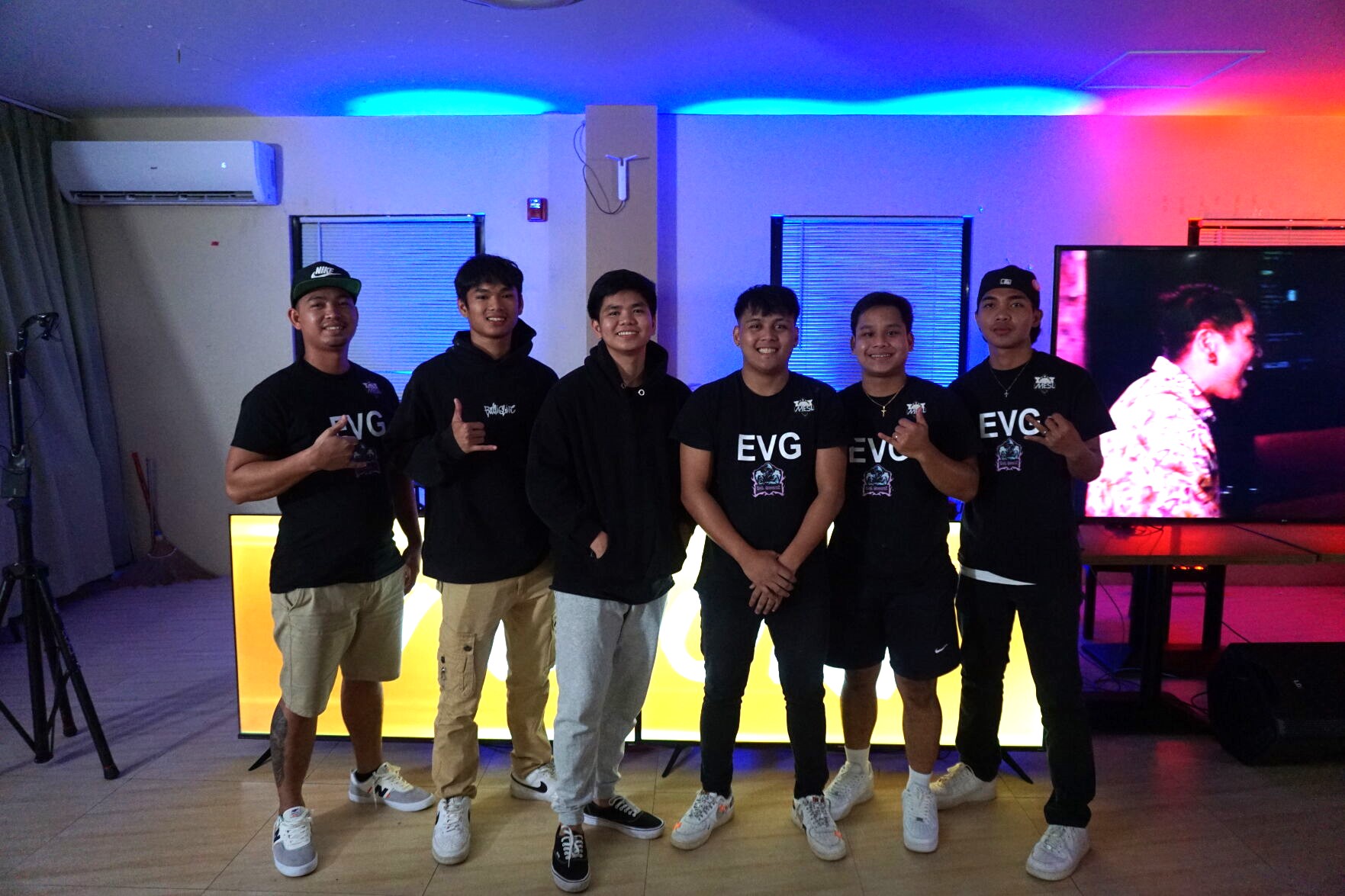 From left, Evil Geniuzez Aldrin Purganan, Khristian David, Ryan Zapata, Joseph Torres, Gio Daniel and Carlos Elchico pose after their team’s victory.